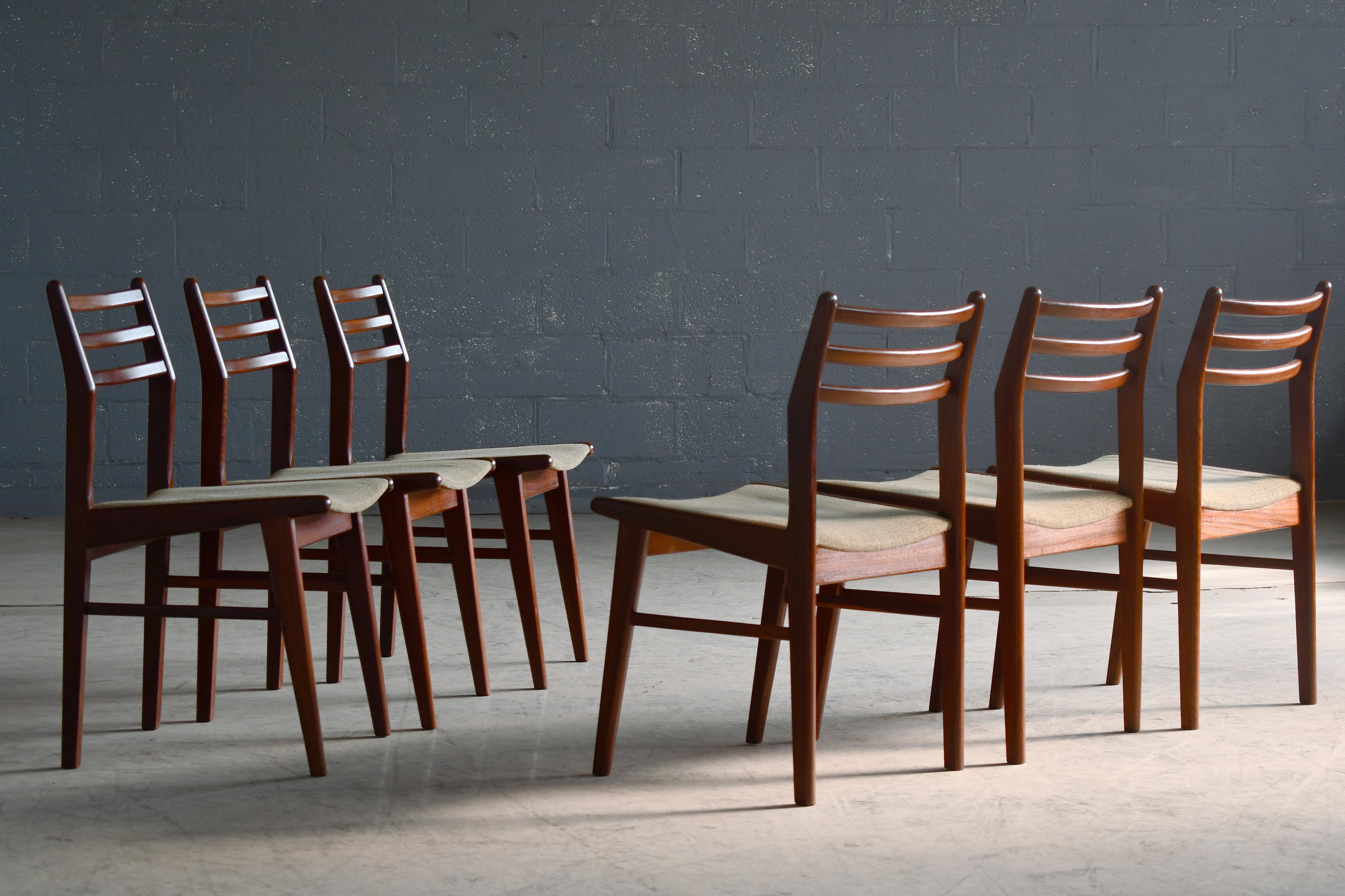 Superbe ensemble de six chaises de salle à manger conçues dans les années 1960 par Mogens Hansen et fabriquées dans sa propre usine. Fabriqué en teck massif foncé avec une belle couleur profonde et un grain magnifique. De nombreux détails de