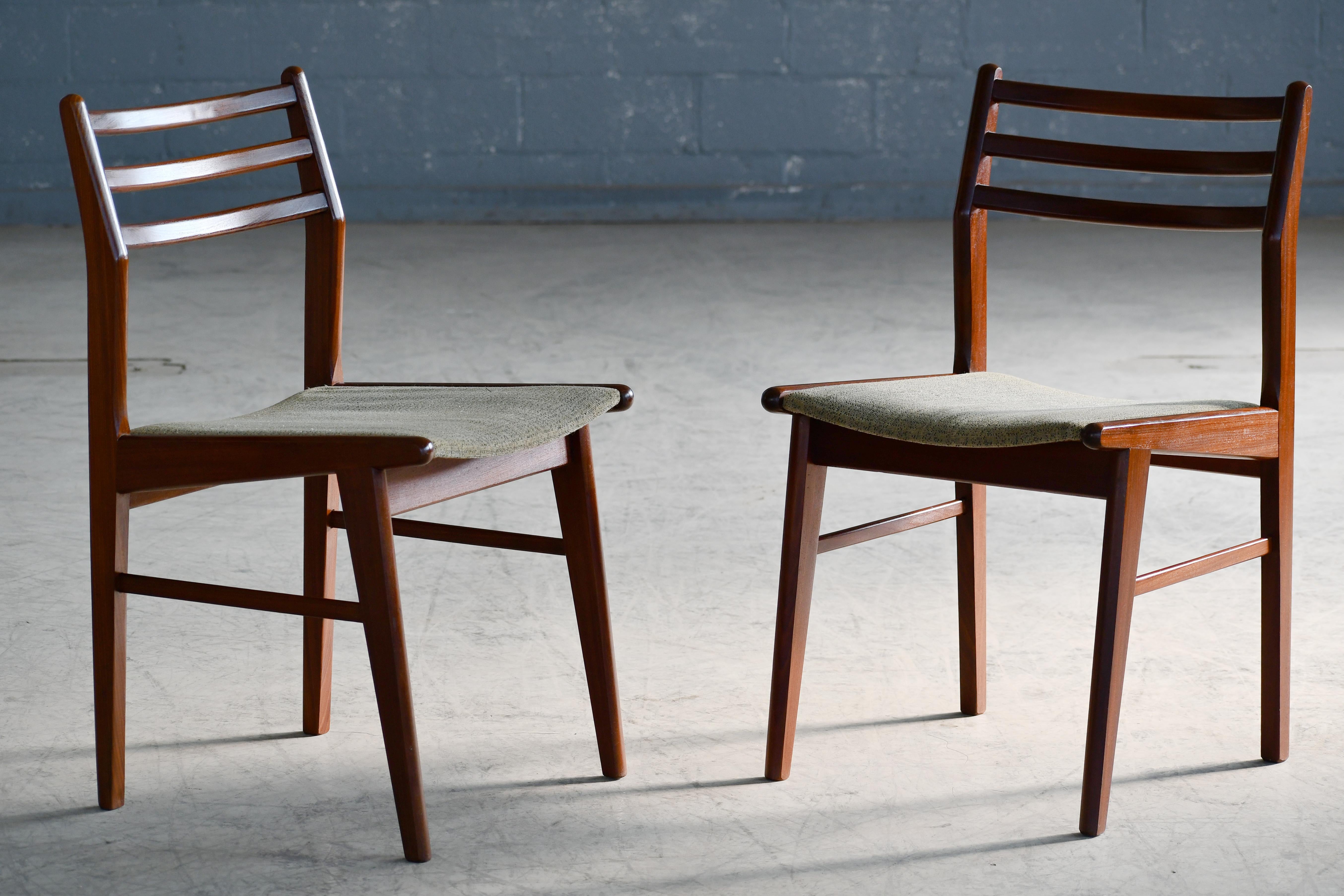Teck Ensemble de six chaises de salle à manger en teck par Mogens Hansen Danemark années 1960 en vente