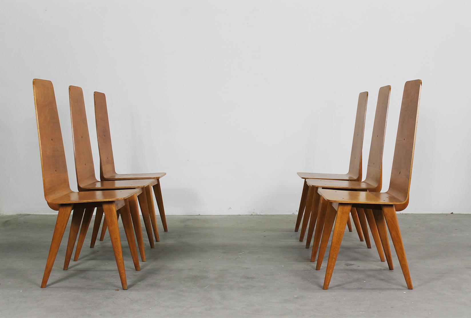 Ensemble de six chaises de salle à manger en bois courbé, conçu par Sineo Gemignani, fabrication italienne, années 1940.
Dimensions : 44 x 46 x 104 cm (chacun).