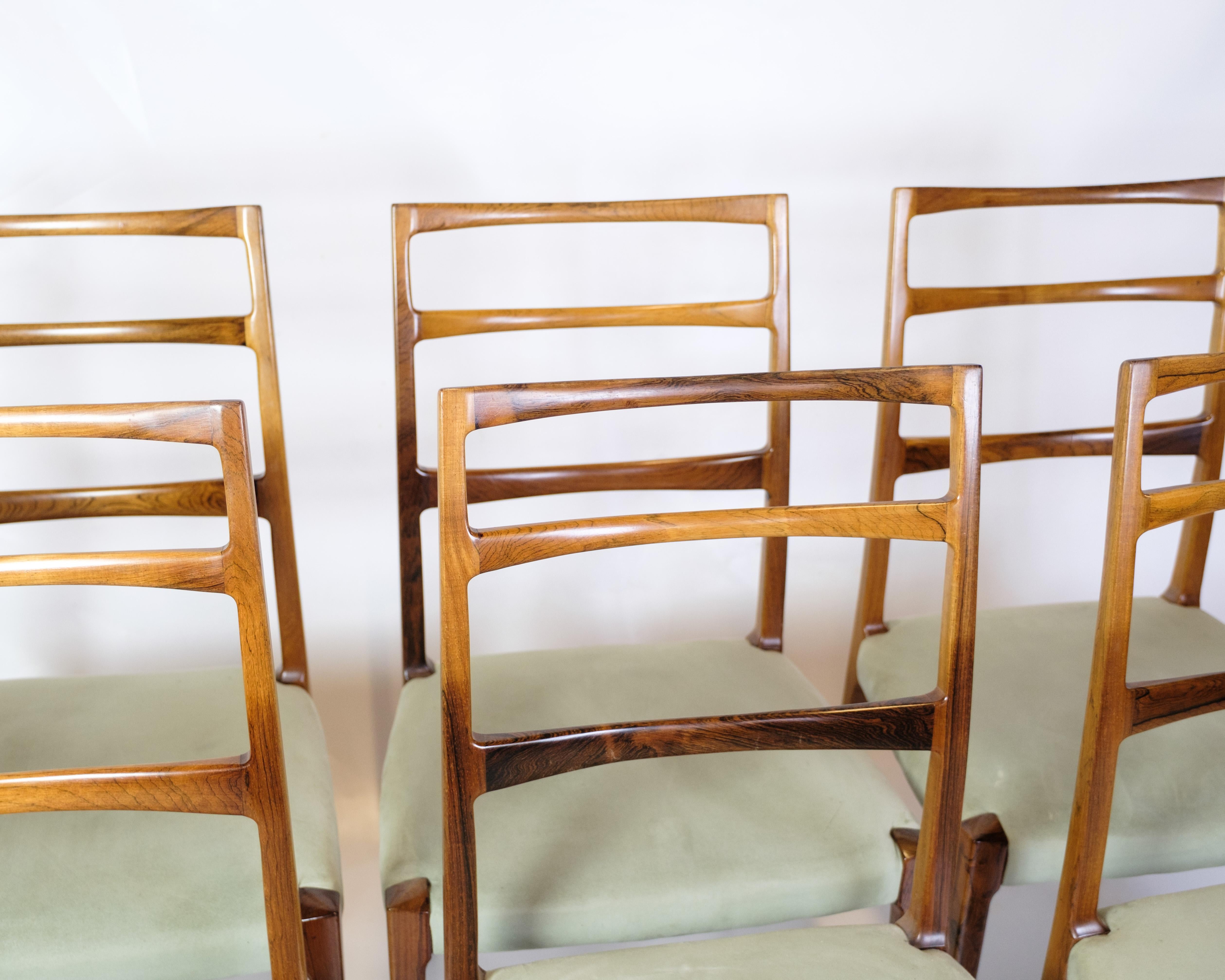 Set di sei sedie da pranzo con schienale alto di Sorø Møbelfabrik, realizzate in legno di palissandro con sedute imbottite in velluto verde. Prodotta negli anni '60 e realizzata secondo il classico design danese con un'attenzione particolare al