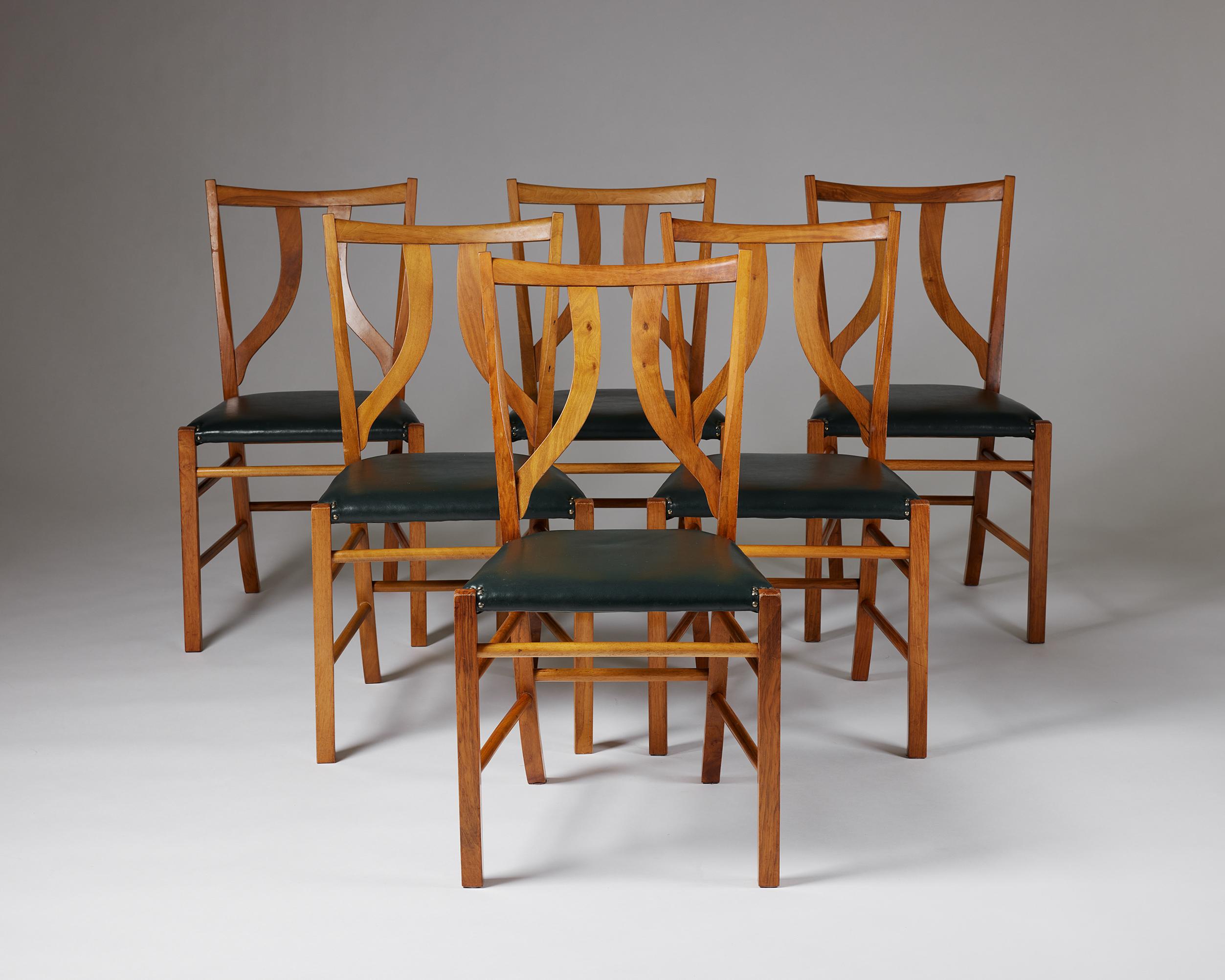 Ensemble de six chaises de salle à manger modèle 2027 conçu par Josef Frank pour Svenskt Tenn,
Suède, années 1950.

Acajou, cuir et laiton.

Josef Franks a développé son style caractéristique en combinant des éléments de l'élégance viennoise avec le