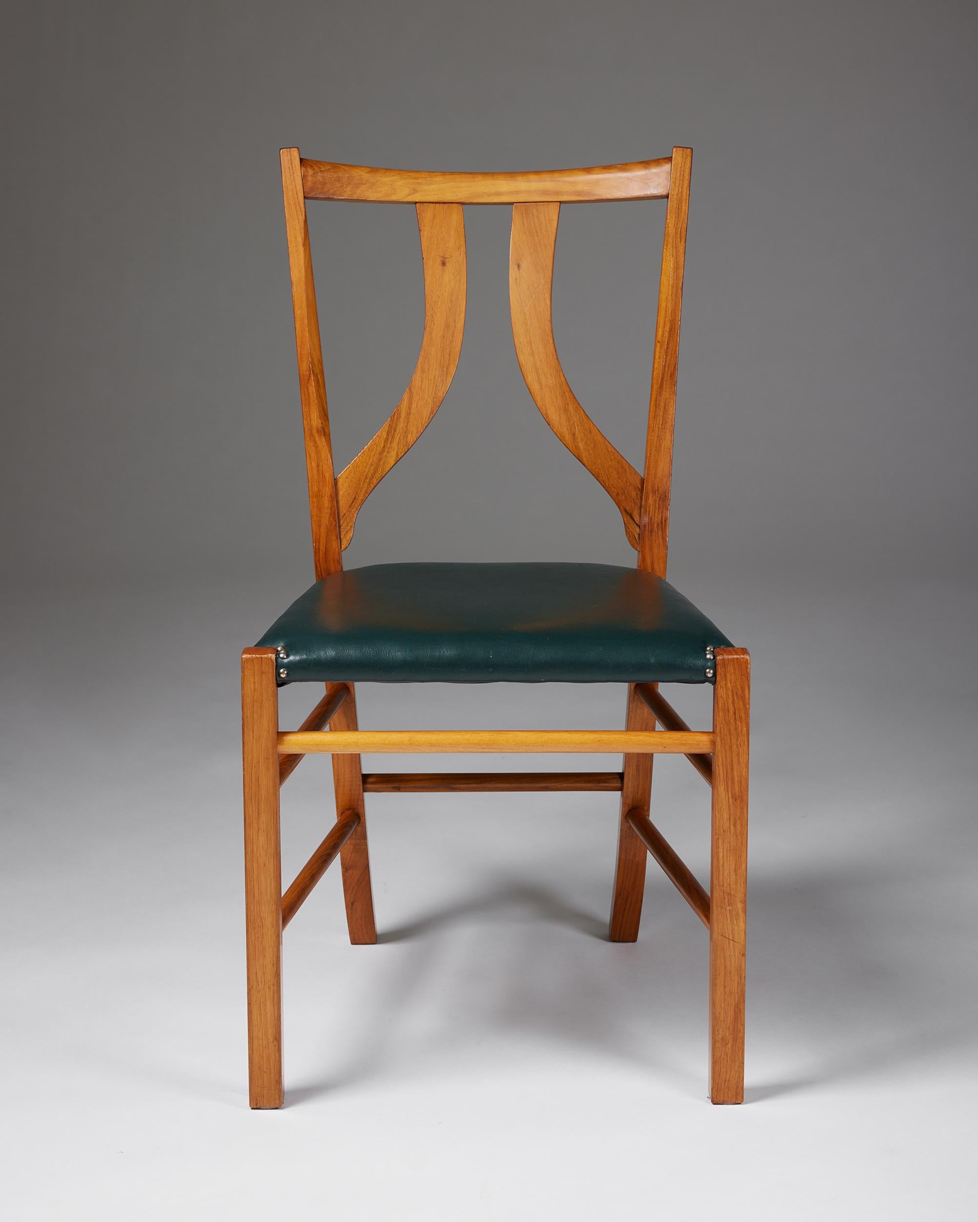 Suédois Ensemble de six chaises de salle à manger modèle 2027 conçues par Josef Frank pour Svenskt Tenn en vente
