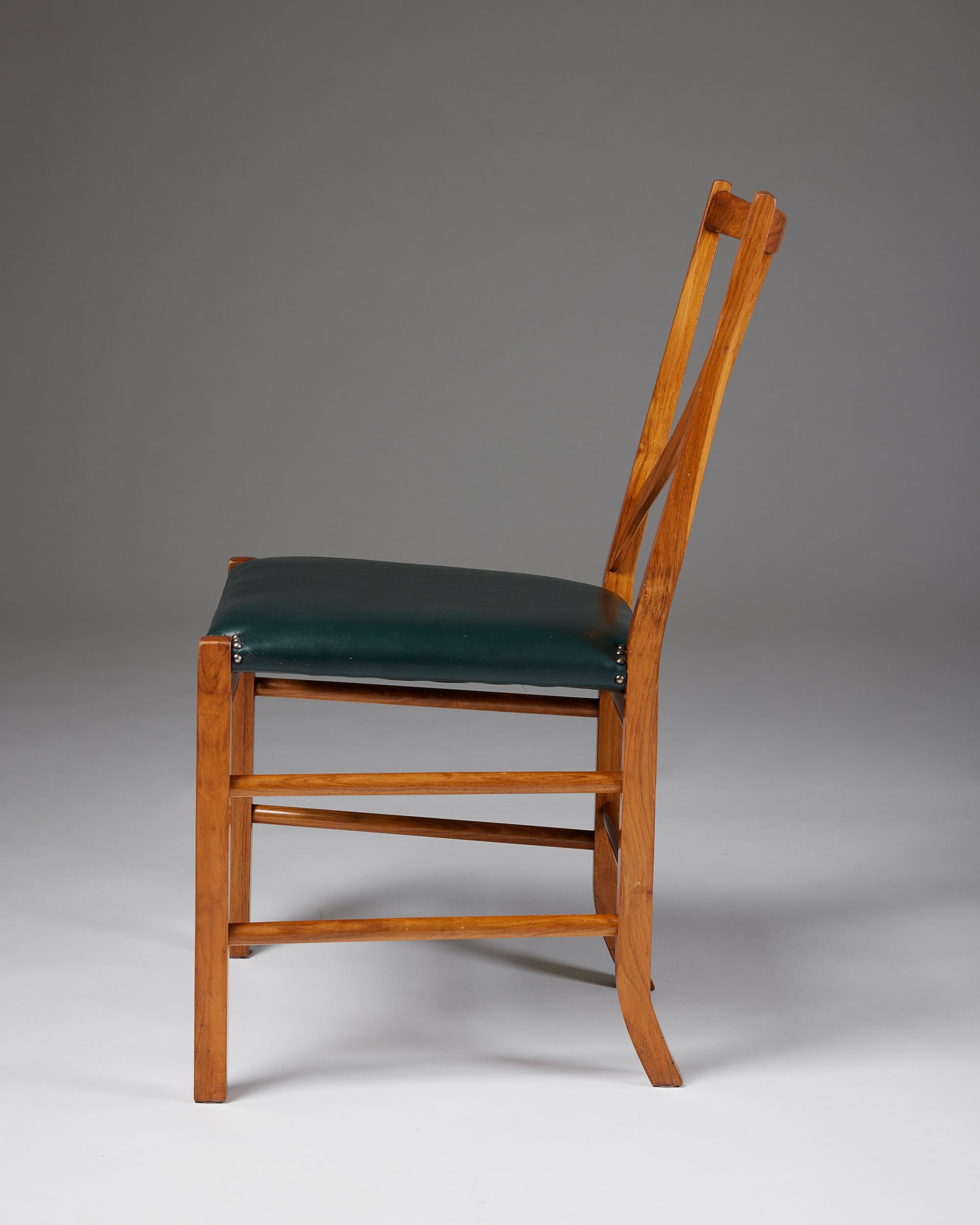 Milieu du XXe siècle Ensemble de six chaises de salle à manger modèle 2027 conçues par Josef Frank pour Svenskt Tenn en vente