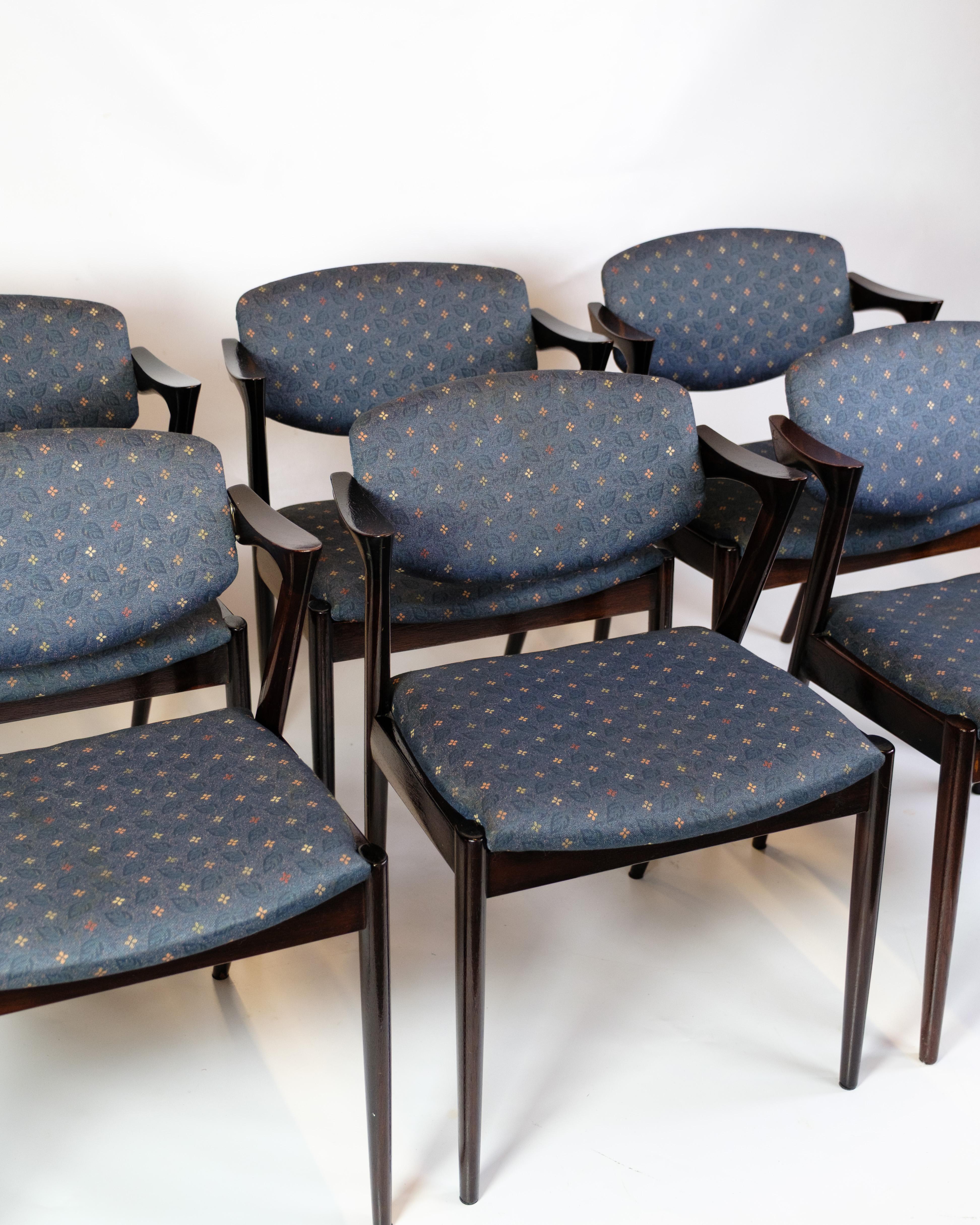 Ensemble de six chaises de salle à manger, modèle 42, conçu par Kai Kristiansen et fabriqué par Schou Andersen dans les années 1960. Les chaises sont fabriquées en bois foncé et revêtues d'un tissu floral. Le modèle 42 est connu pour son design