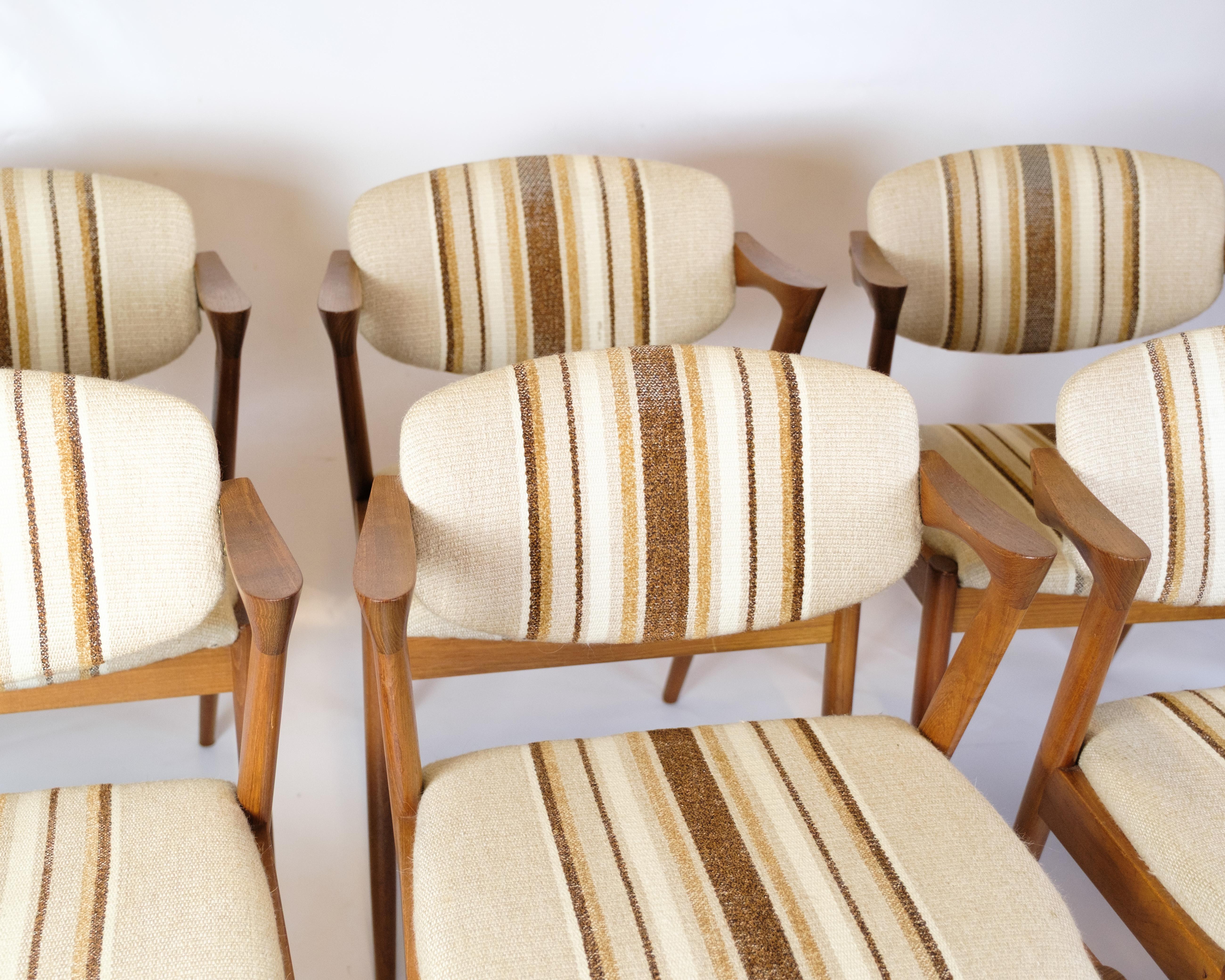 Ensemble de six chaises de salle à manger, modèle 42, conçu par Kai Kristiansen et produit par Schou Andersen Møbelfabrik dans les années 1960. Les chaises sont fabriquées en teck massif et recouvertes d'un tissu clair à motifs rayés. Le modèle 42
