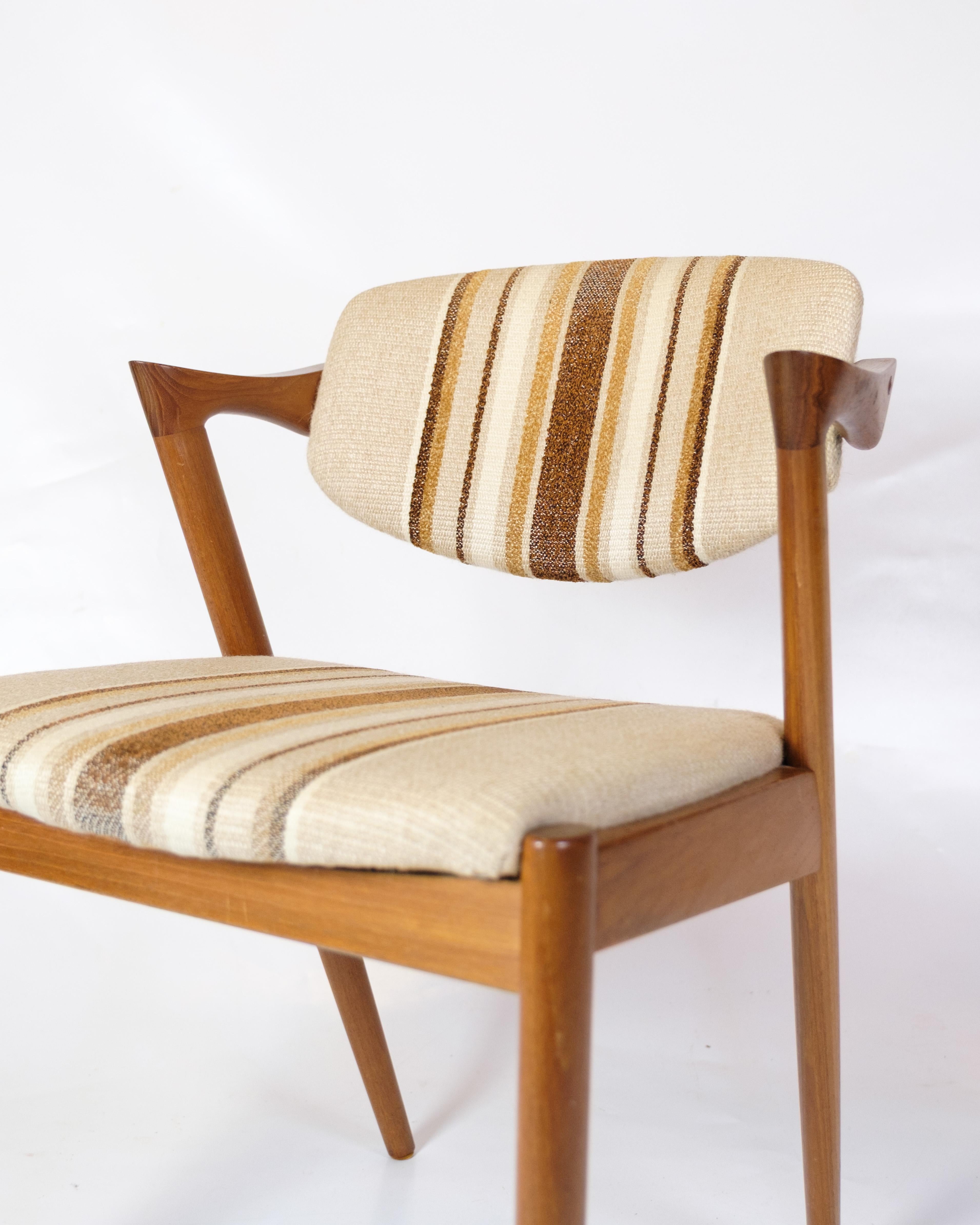 Milieu du XXe siècle Ensemble de six chaises de salle à manger modèle 42 fabriquées en teck par Kai Kristiansen des années 1960 en vente