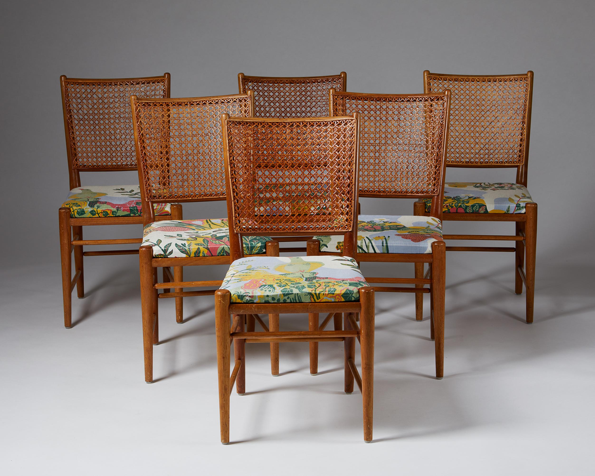 Satz von sechs Esszimmerstühlen Modell 526, entworfen von Josef Frank für Svenskt Tenn,
Schweden, 1934.

Mahagoni und Rattan mit Sitzen, die mit Franks Stoff 