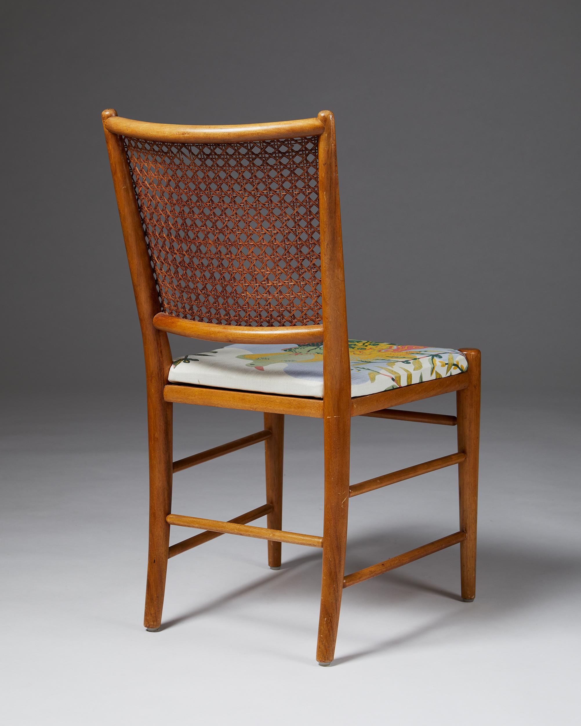 Set of Six Dining Chairs Model 526 Designed by Josef Frank for Svenskt Tenn In Good Condition For Sale In Stockholm, SE