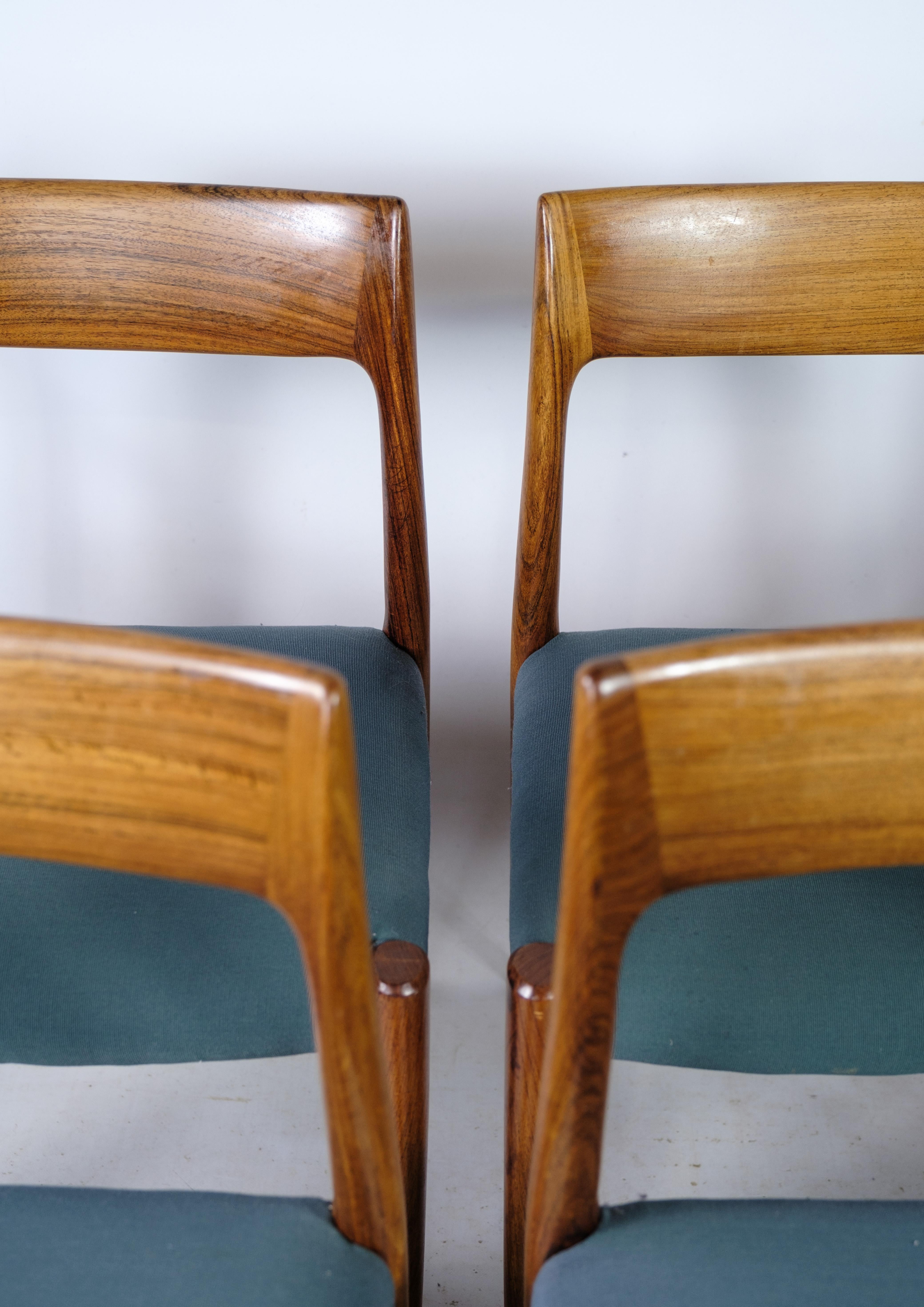 
Dieses Set aus sechs Esszimmerstühlen, bekannt als Modell 77, ist ein beeindruckendes Beispiel für dänisches Design. Entworfen von Niels Otto Møller und hergestellt von J.L. Diese Stühle, die in der Møller's Møbelfabrik in den 1960er Jahren