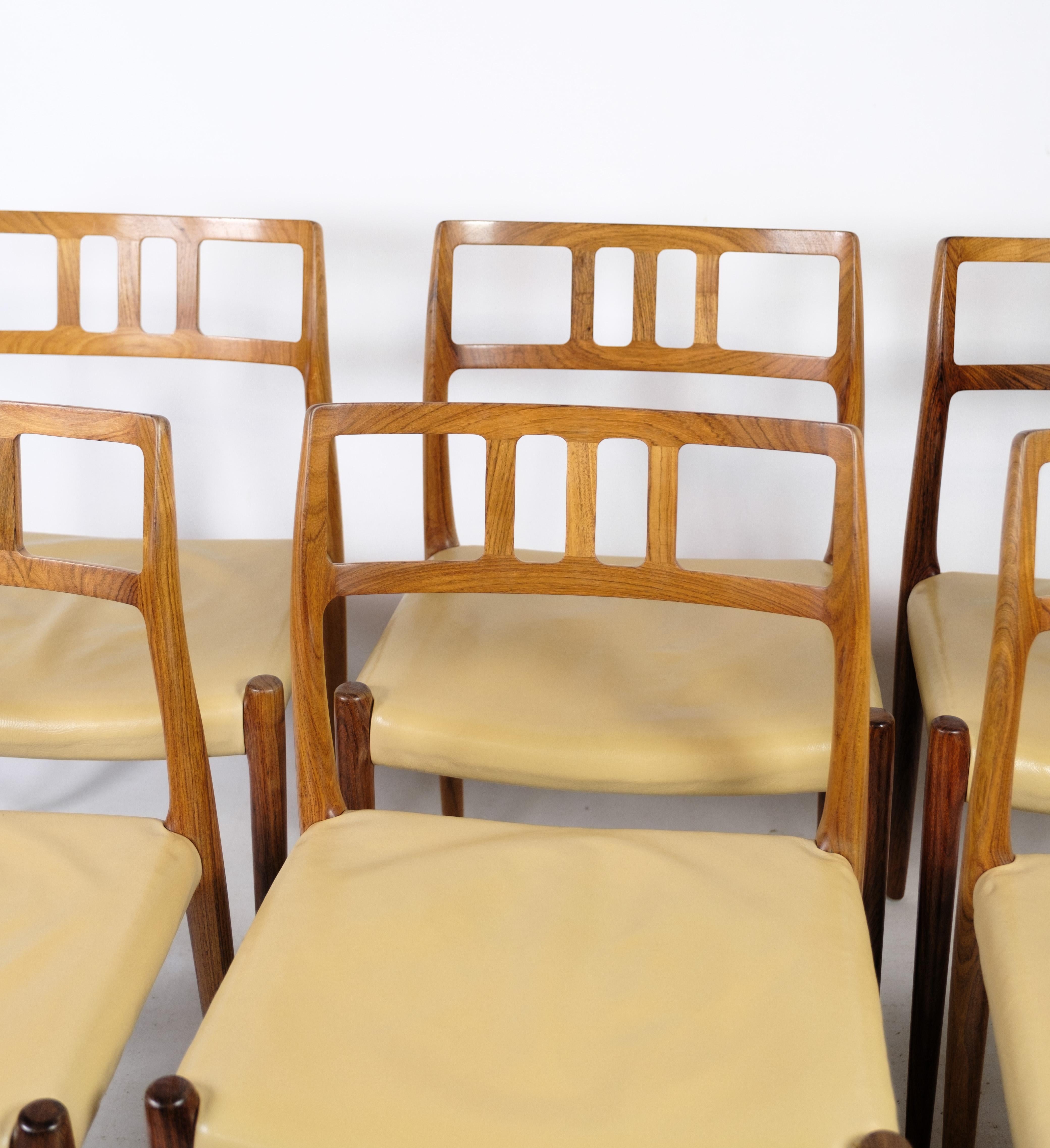 Cet ensemble de six chaises de salle à manger, connu sous le nom de Model 79, incarne l'esthétique élégante du designer de meubles danois Niels O. Møller. Fabriquées en bois de rose au Danemark dans les années 1960, ces chaises témoignent de