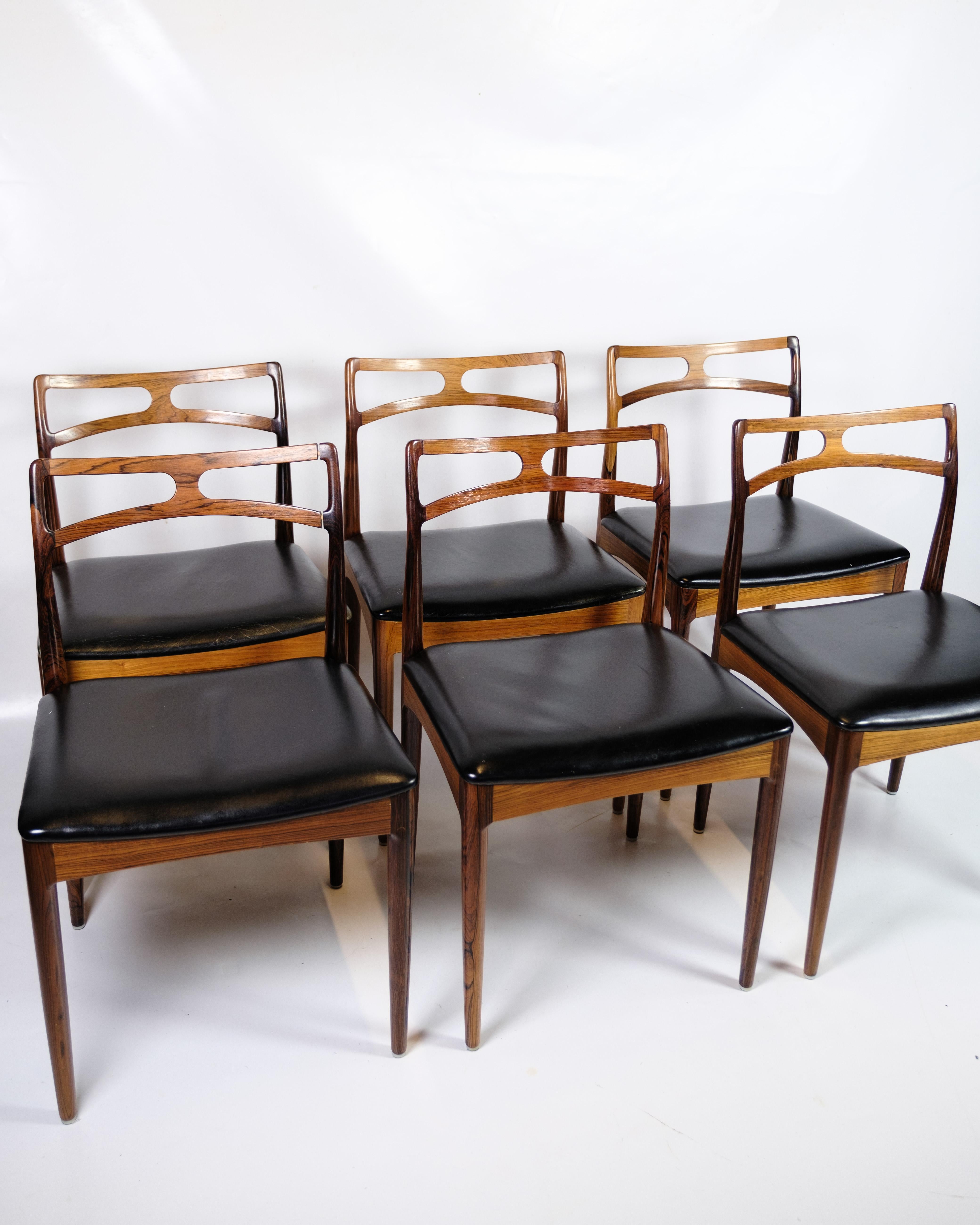 Set di 6 sedie da pranzo, modello 94, disegnate da Johannes Andersen negli anni '60 e prodotte da Christian Linnebergs Møbelfabrik. Le sedie sono realizzate in legno di palissandro con bellissime venature e hanno i sedili rivestiti in pelle nera. Il