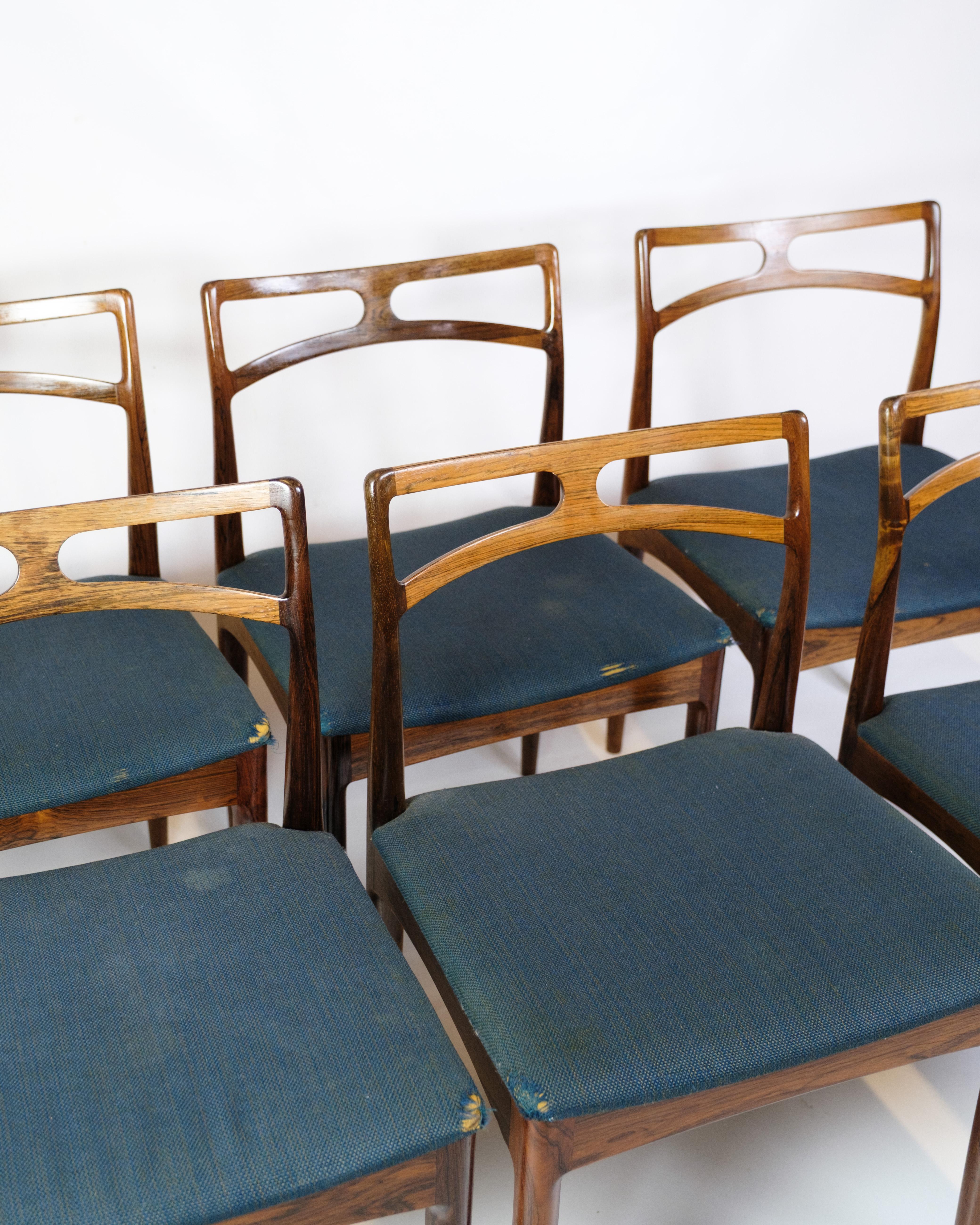 Set di sei sedie da pranzo, modello 94, disegnate da Johannes Andersen e prodotte da Christian Linnebergs Møbelfabrik negli anni Sessanta. Le sedie sono in legno di palissandro con sedute in tessuto blu.

La boiserie è in ottime condizioni con una