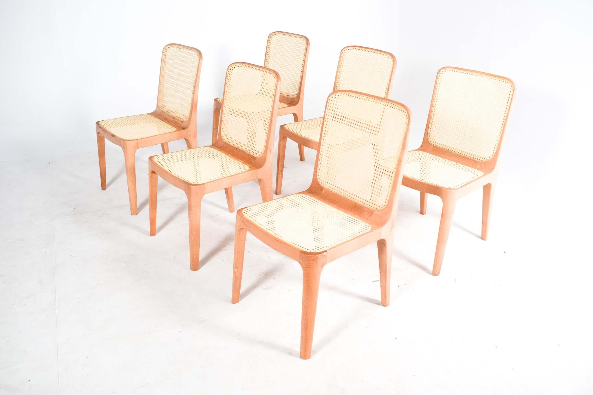 Questo set di sei sedie Model C1 di Dust Wood combina un'eleganza senza tempo con materiali naturali. Realizzate in legno massiccio di quercia naturale, le sedie presentano una seduta e uno schienale in tessuto di paglia che ne evidenziano