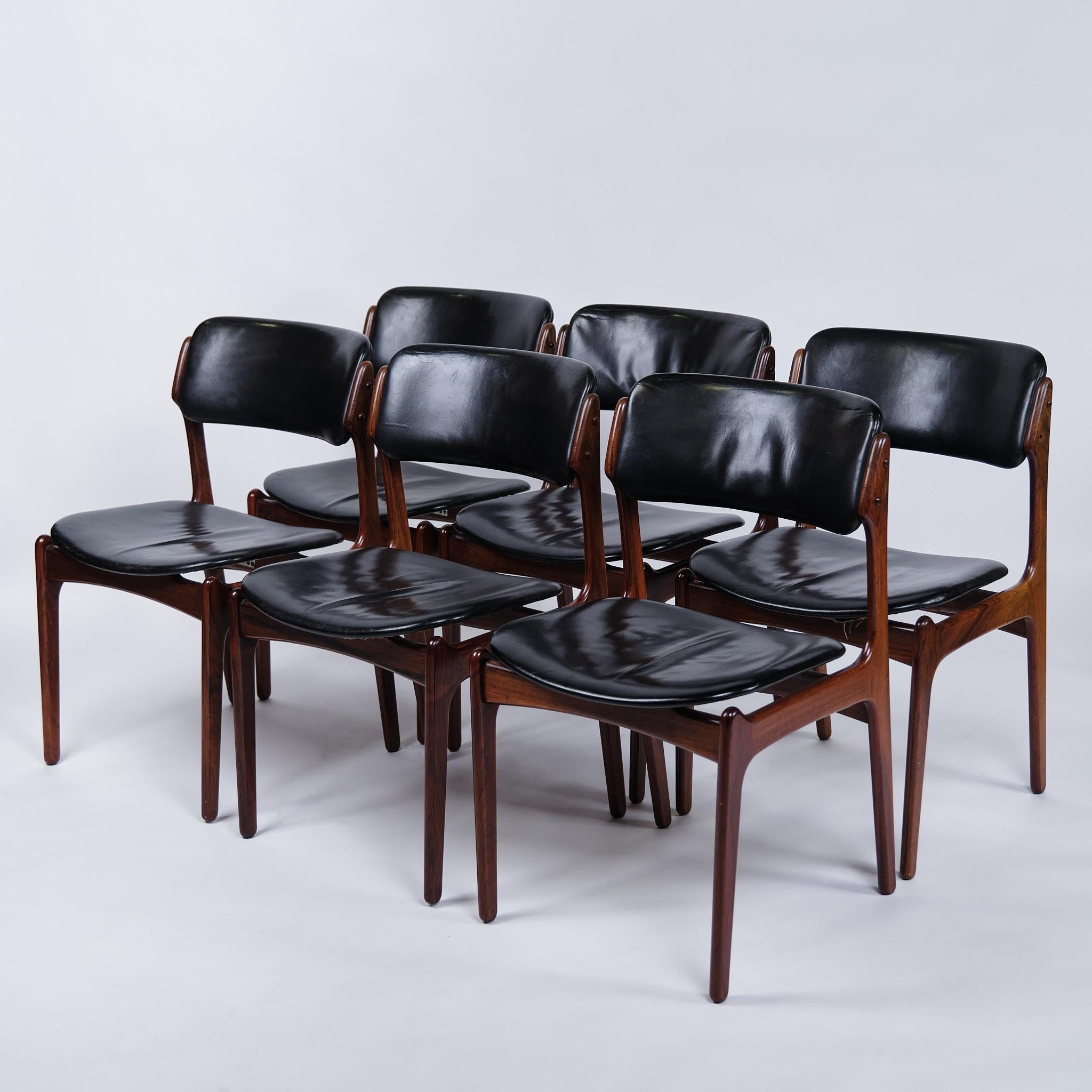 Set di sei sedie da pranzo Erik Buch, modello OD49. Palissandro con pelle nera. D. A. Møbler, anni '50.

- Origine: Danimarca
- Designer: Erik Buch
- Produttore: D. A. Møbler
- Model No: OD49
- Periodo: 1950s
- Materiali: Palissandro e pelle nera
-