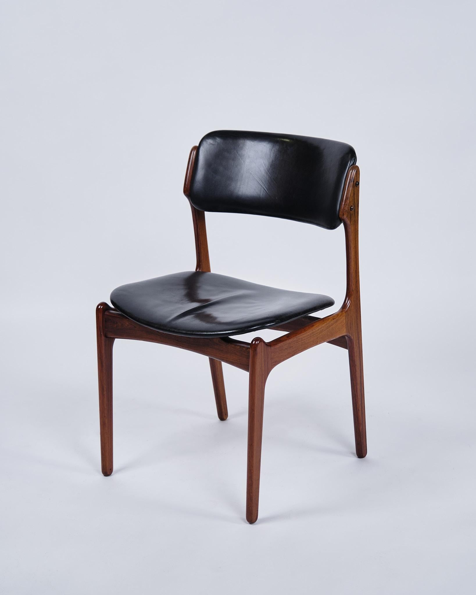 Mid-Century moderno Set di sei sedie da pranzo modello OD 49 in palissandro e pelle nera di Erik Buch in vendita