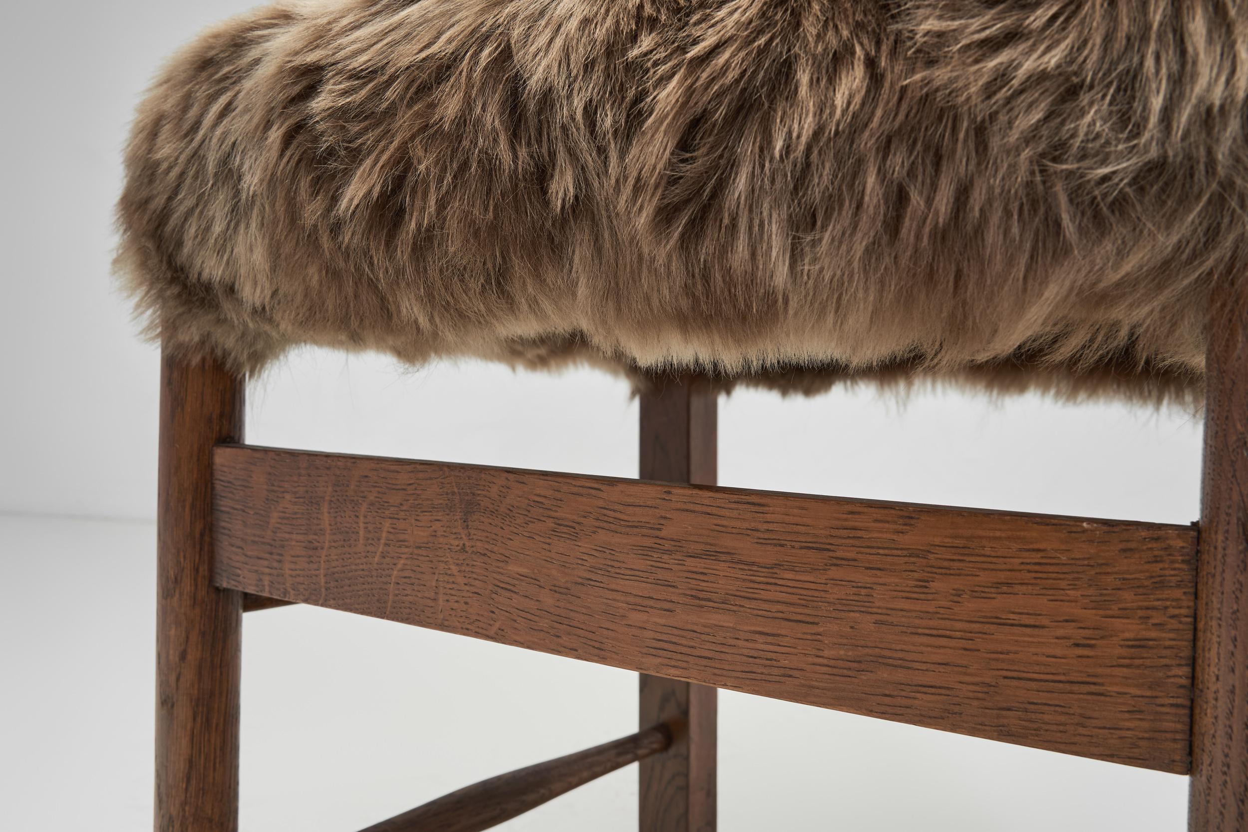 Ensemble de six chaises de salle à manger tapissées de peau de mouton, Europe, vers 1960 en vente 5