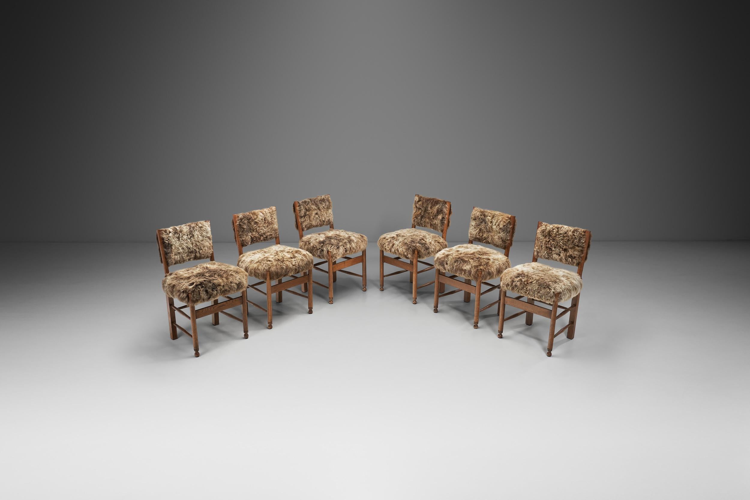 Mid-Century Modern Ensemble de six chaises de salle à manger tapissées de peau de mouton, Europe, vers 1960 en vente