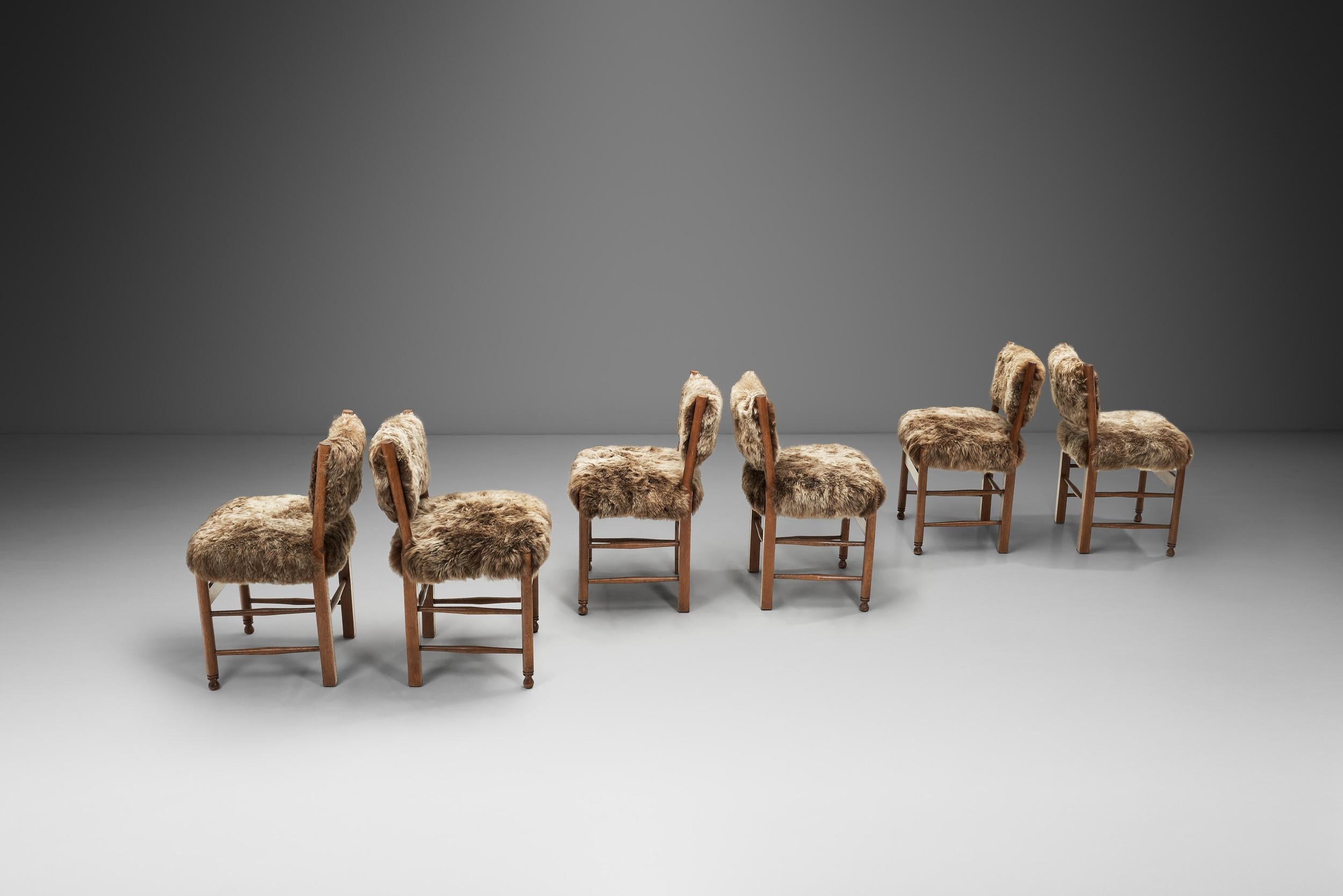 Européen Ensemble de six chaises de salle à manger tapissées de peau de mouton, Europe, vers 1960 en vente