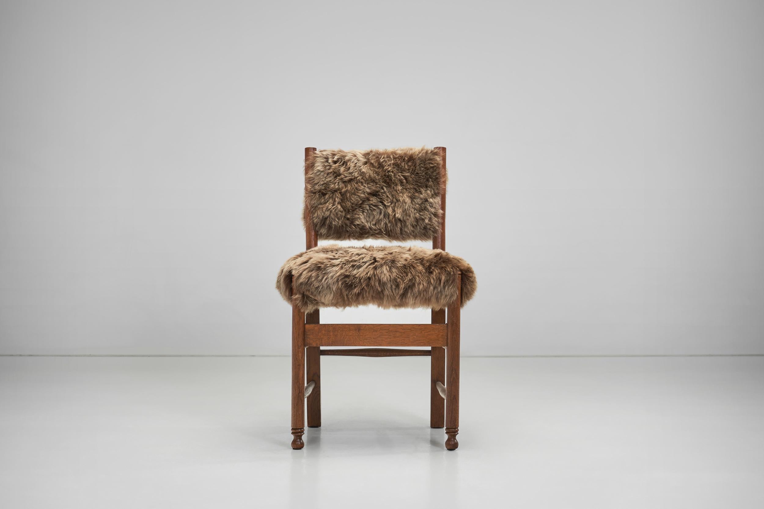 Ensemble de six chaises de salle à manger tapissées de peau de mouton, Europe, vers 1960 Bon état - En vente à Utrecht, NL