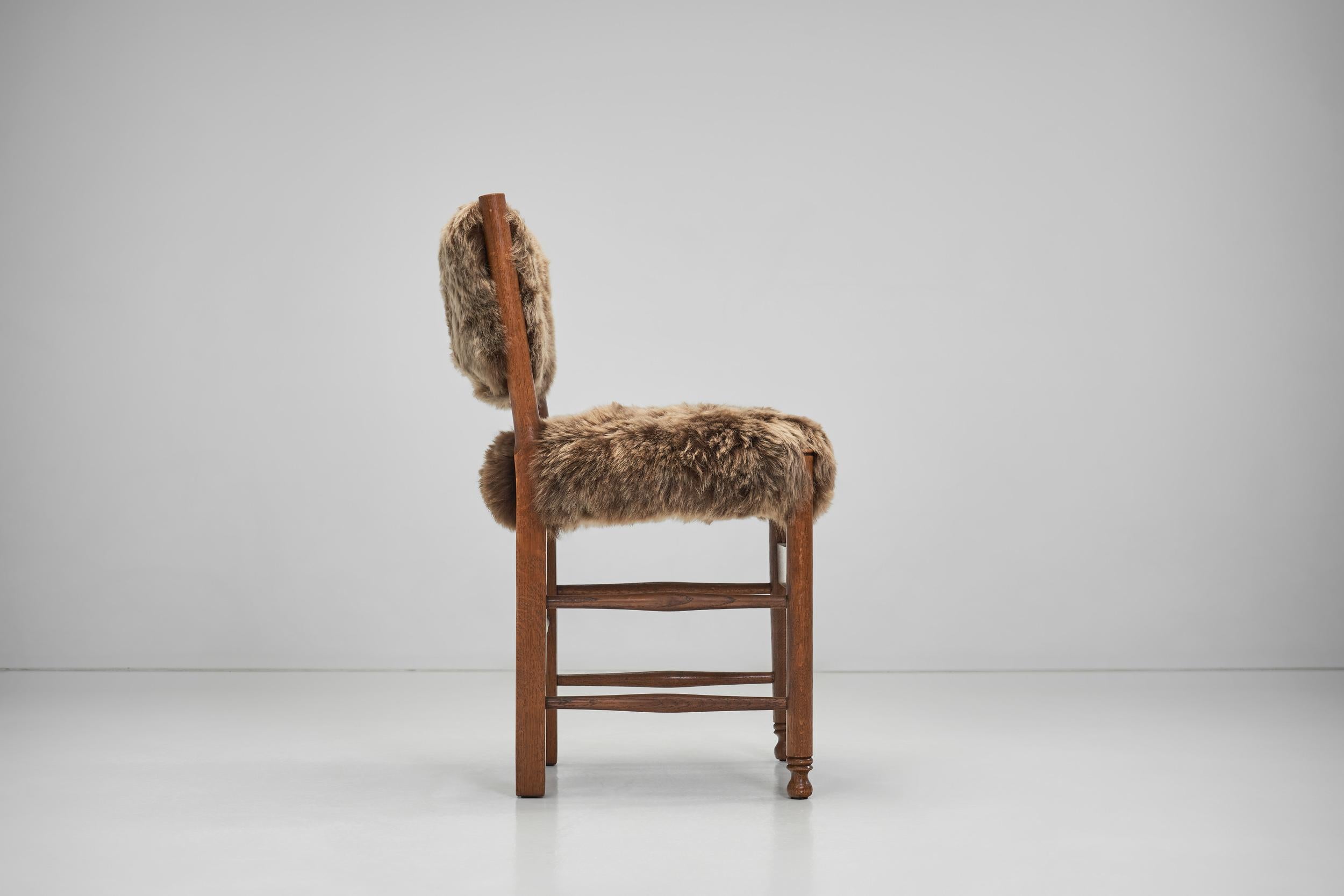 Milieu du XXe siècle Ensemble de six chaises de salle à manger tapissées de peau de mouton, Europe, vers 1960 en vente