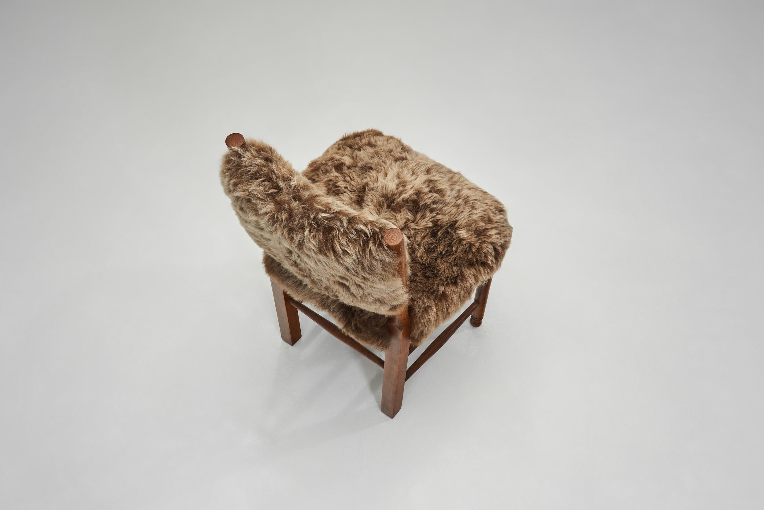 Cuir de mouton Ensemble de six chaises de salle à manger tapissées de peau de mouton, Europe, vers 1960 en vente
