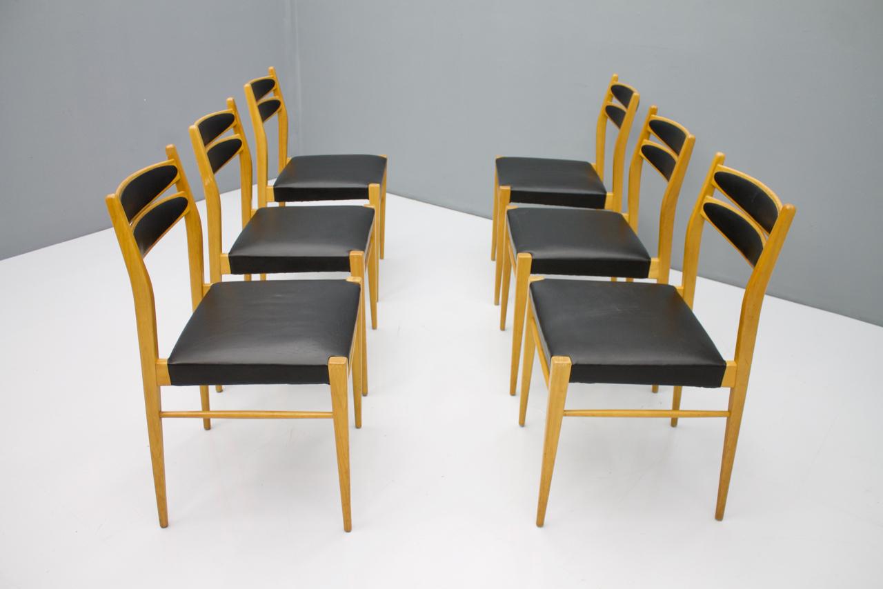 Set of Six Dining Room Chairs in Cherry Wood and Black Leather 60s For Sale 4
