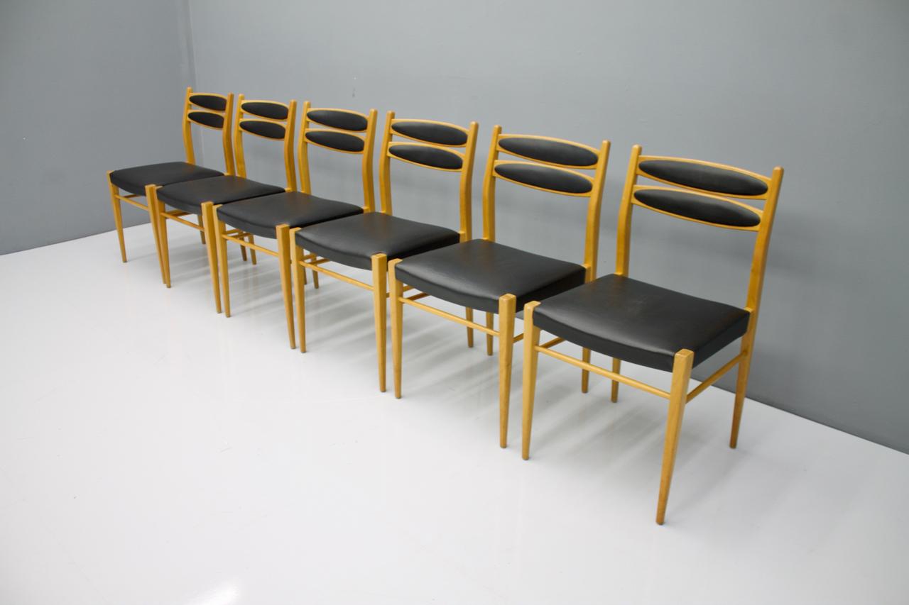 Set of Six Dining Room Chairs in Cherry Wood and Black Leather 60s For Sale 5