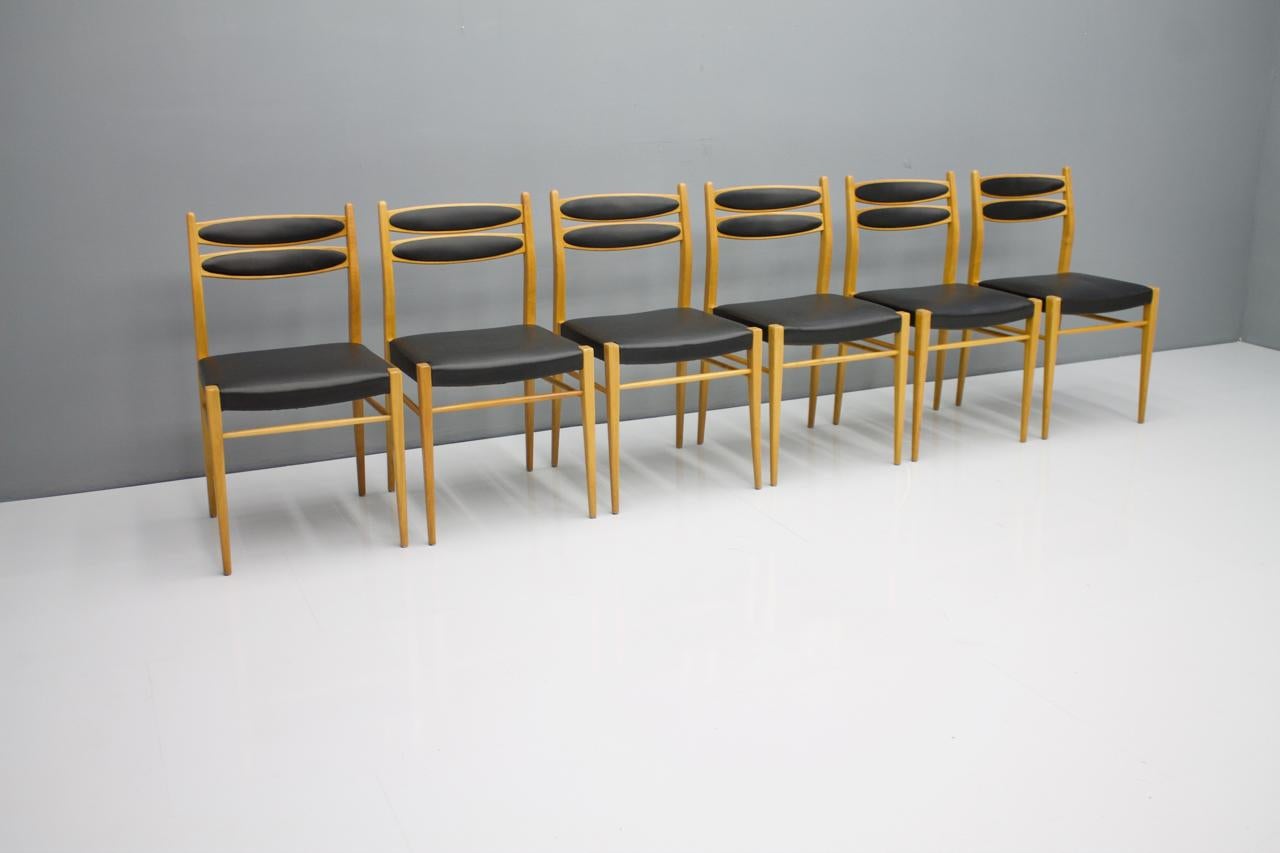 Mid-Century Modern Set of Six Dining Room Chairs in Cherry Wood and Black Leather 60s For Sale