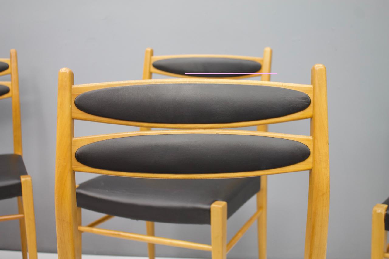 Set of Six Dining Room Chairs in Cherry Wood and Black Leather 60s For Sale 1