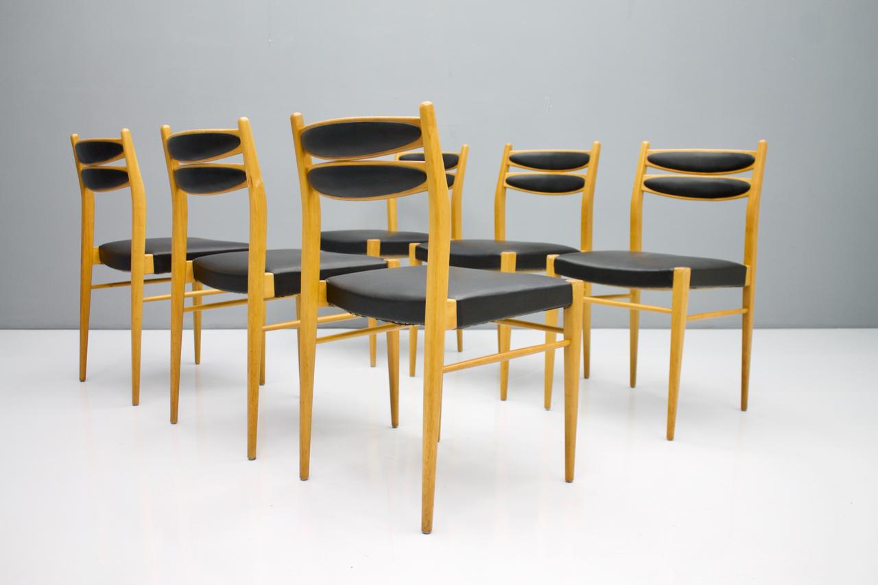 Set of Six Dining Room Chairs in Cherry Wood and Black Leather 60s For Sale 2