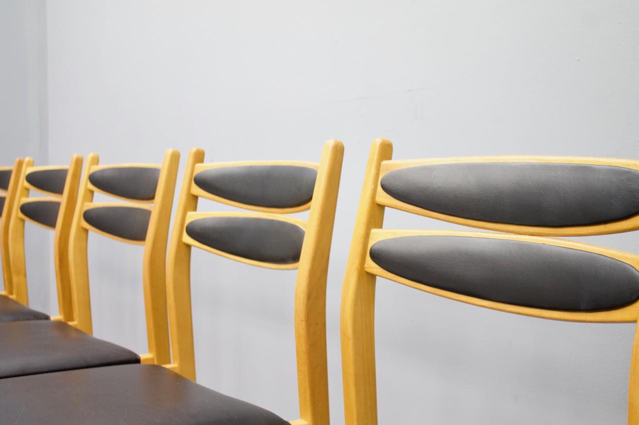 Set of Six Dining Room Chairs in Cherry Wood and Black Leather 60s For Sale 3