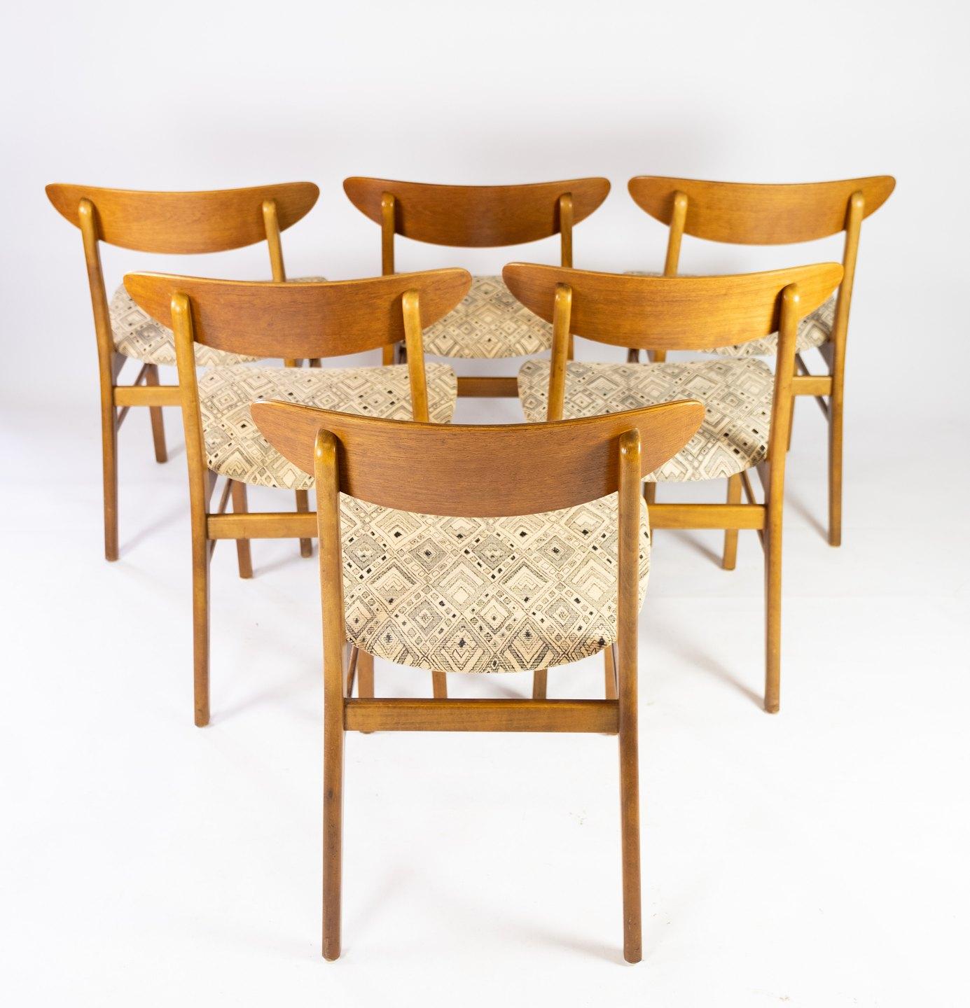 Set of six dining room chairs in teak and upholstered with light fabric, of Danish design manufactured by Farstrup Furniture in the 1960s. The chairs are in great vintage condition.
  