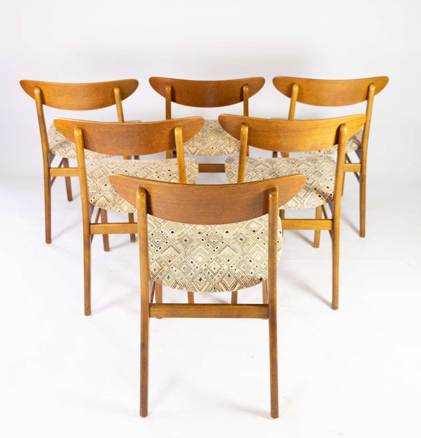 Questo set di sei sedie per la sala da pranzo, realizzate in teak e rivestite in tessuto chiaro, è un bellissimo esempio di design danese degli anni Sessanta. Prodotte da Functional Furniture, queste sedie incarnano l'eleganza e la funzionalità