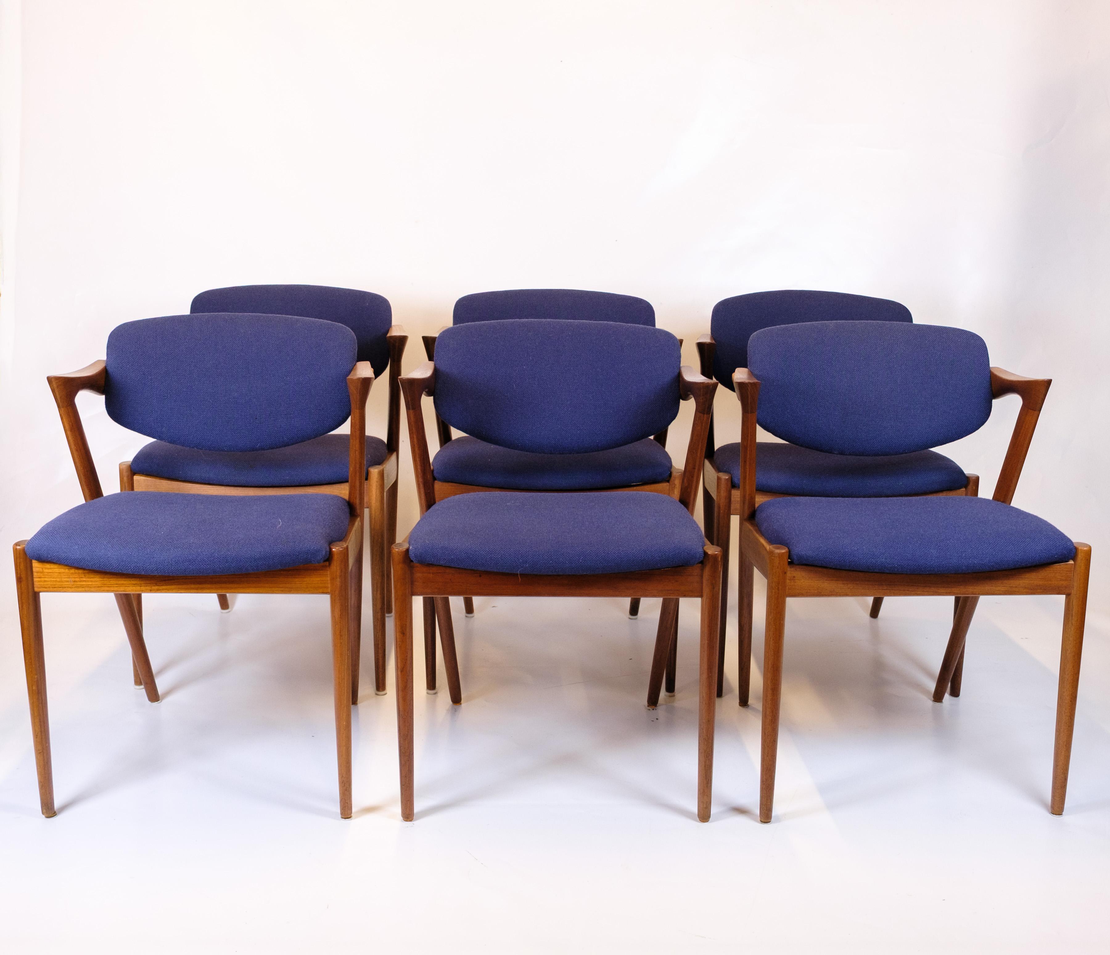 Set Of Six Dining Room Chairs Model 42 In Teak & Blue Fabric By Kai Kristiansen For Sale 4