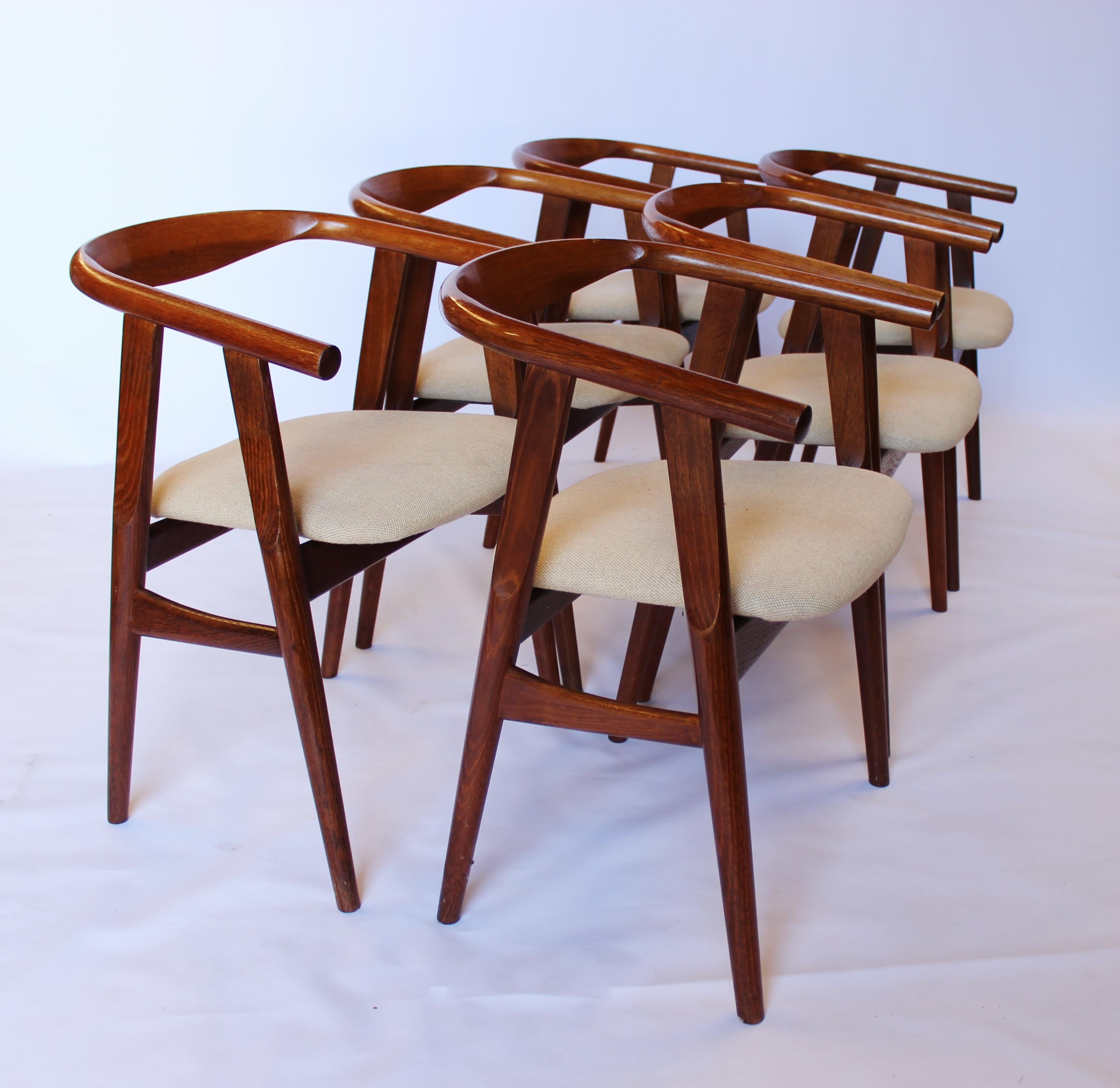 Set of six dining room chairs, model GE525, designed by Hans J. Wegner and manufactured by GETAMA in the 1960s. The chairs are of oak and upholstered in light fabric. The chairs are in great vintage condition.