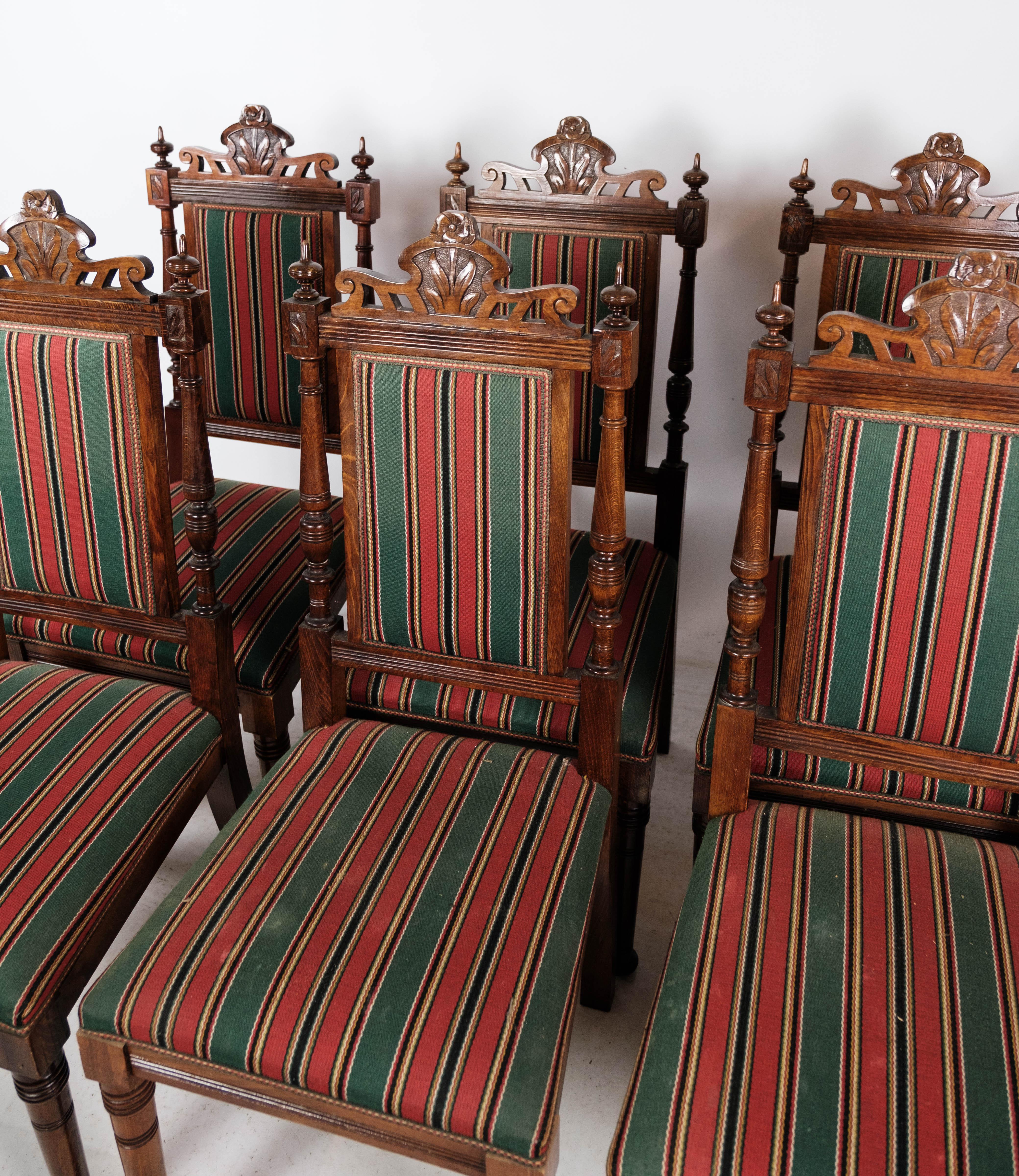 Ensemble de six chaises de salle à manger en chêne et tapissées de tissu rayé, vers 1920. Les chaises sont en très bon état.