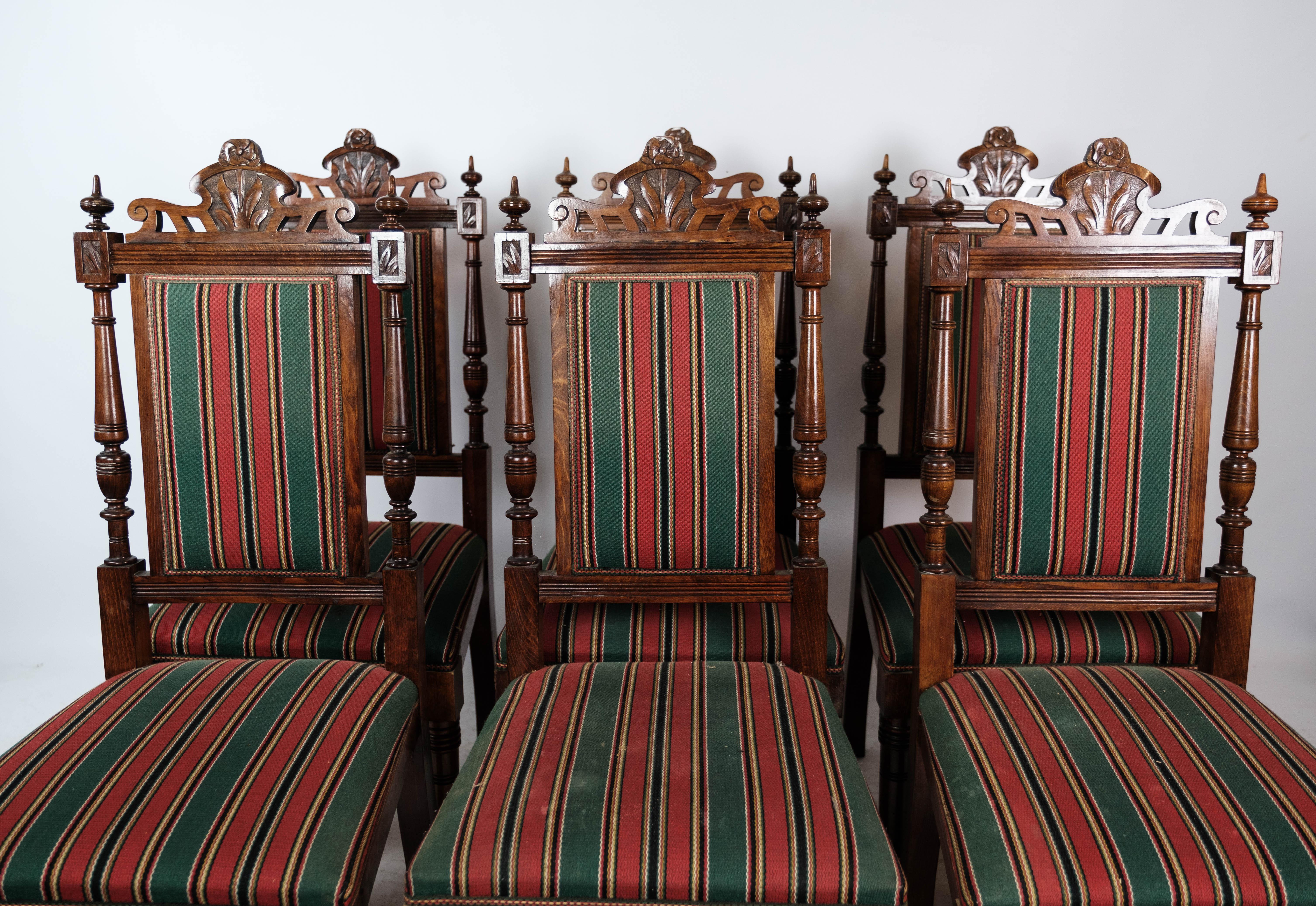 Autre Ensemble de six chaises de salle à manger en chêne et tapissées de tissu rayé, années 1920 en vente