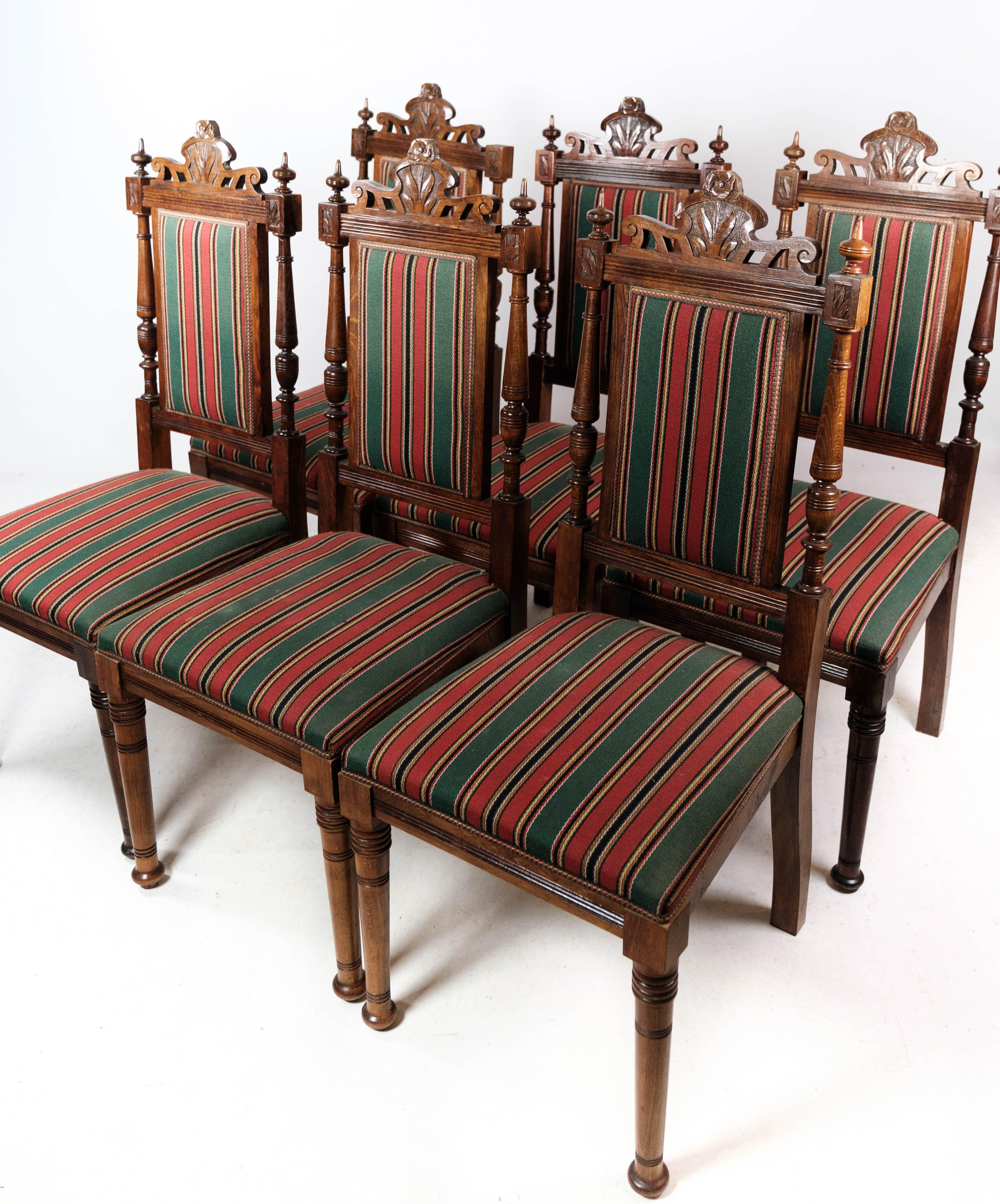 Danois Ensemble de six chaises de salle à manger en chêne et tapissées de tissu rayé, années 1920 en vente
