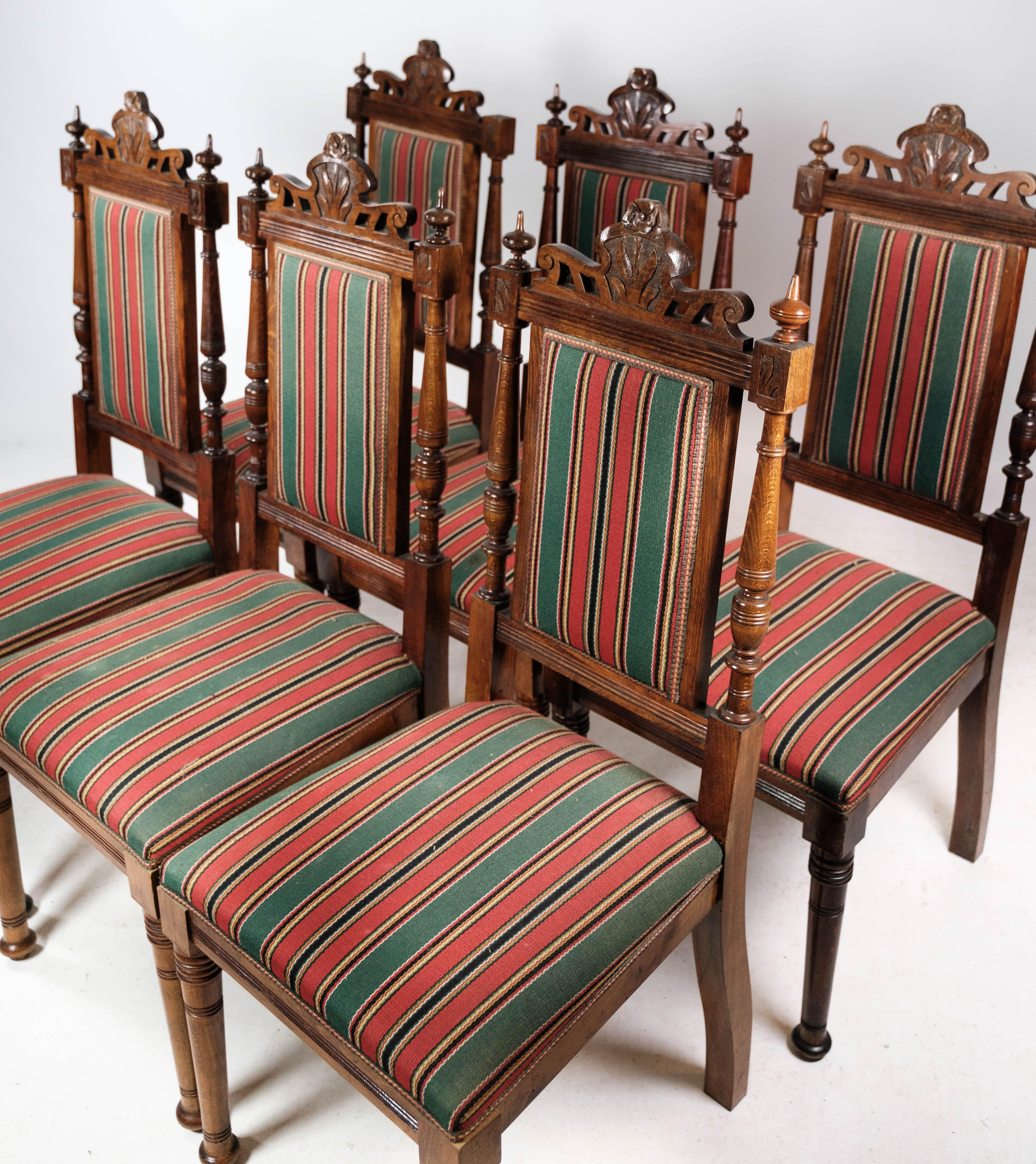 Ensemble de six chaises de salle à manger en chêne et tapissées de tissu rayé, années 1920 Bon état - En vente à Lejre, DK