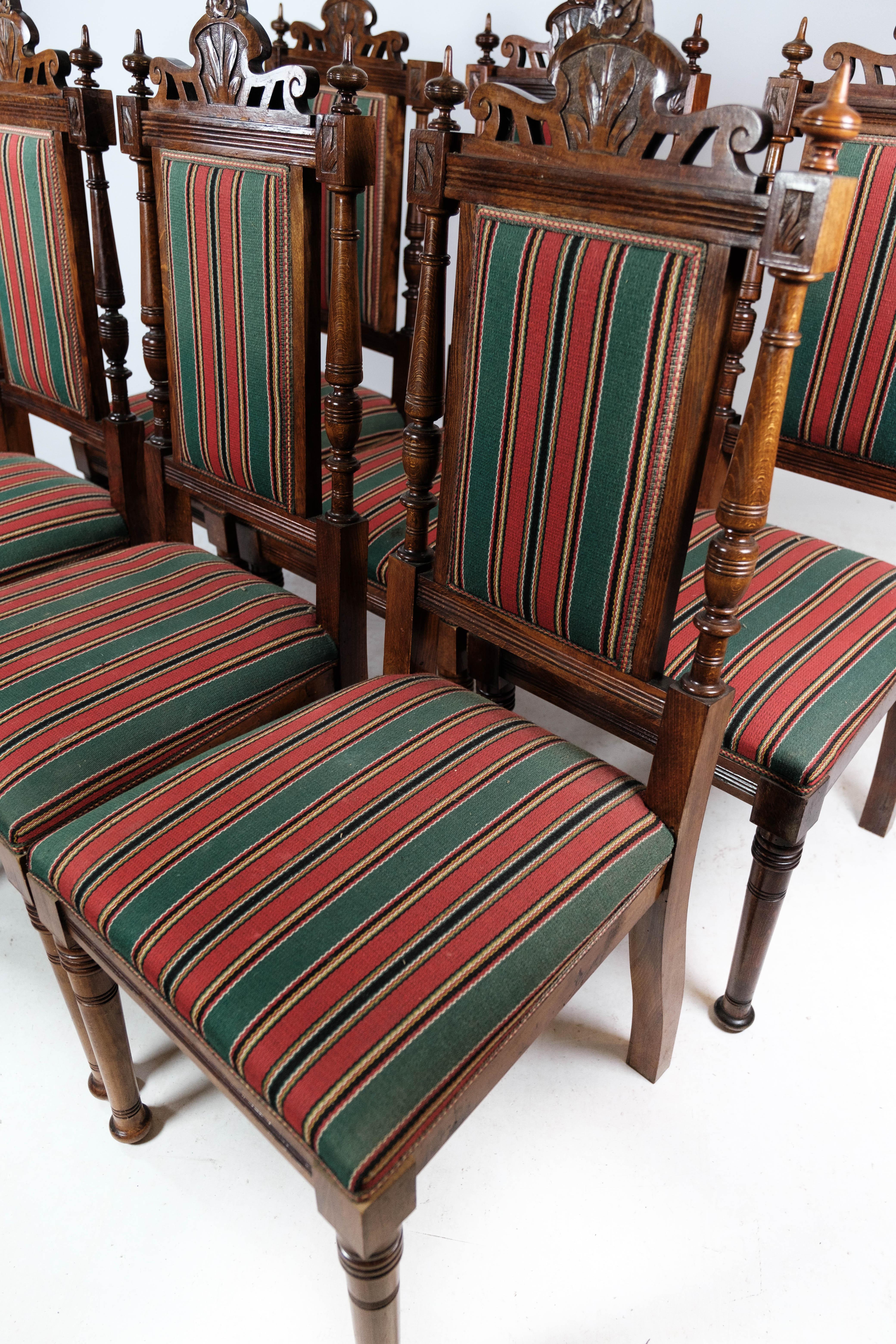 Tissu Ensemble de six chaises de salle à manger en chêne et tapissées de tissu rayé, années 1920 en vente