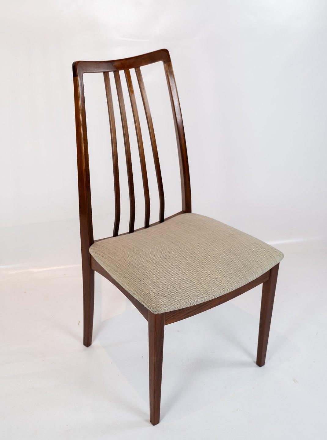 Un set di sei sedie da sala da pranzo in legno di palissandro, rivestite in tessuto di lana leggera, un bellissimo esempio di design danese degli anni Sessanta.

Queste sedie da pranzo emanano un'eleganza senza tempo e una qualità artigianale tipica