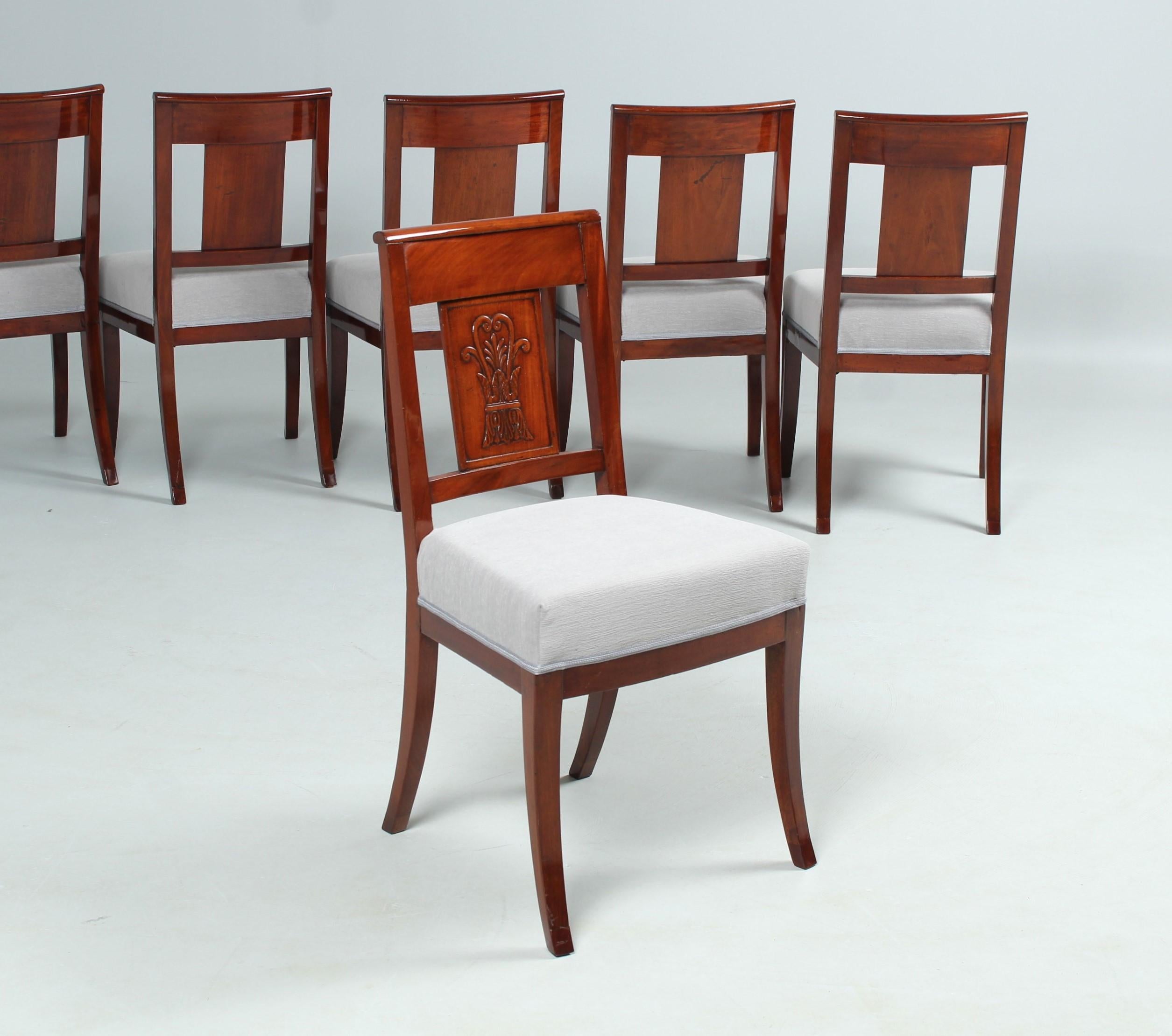 Set of six antique chairs

France
mahogany
early 19th century

Dimensions: H x W x D: 88 x 47 x 44 cm, seat height: 48 cm

Description:
Set of six French directoire chairs in mahogany.

The square legs are curved flared, taper discreetly downward