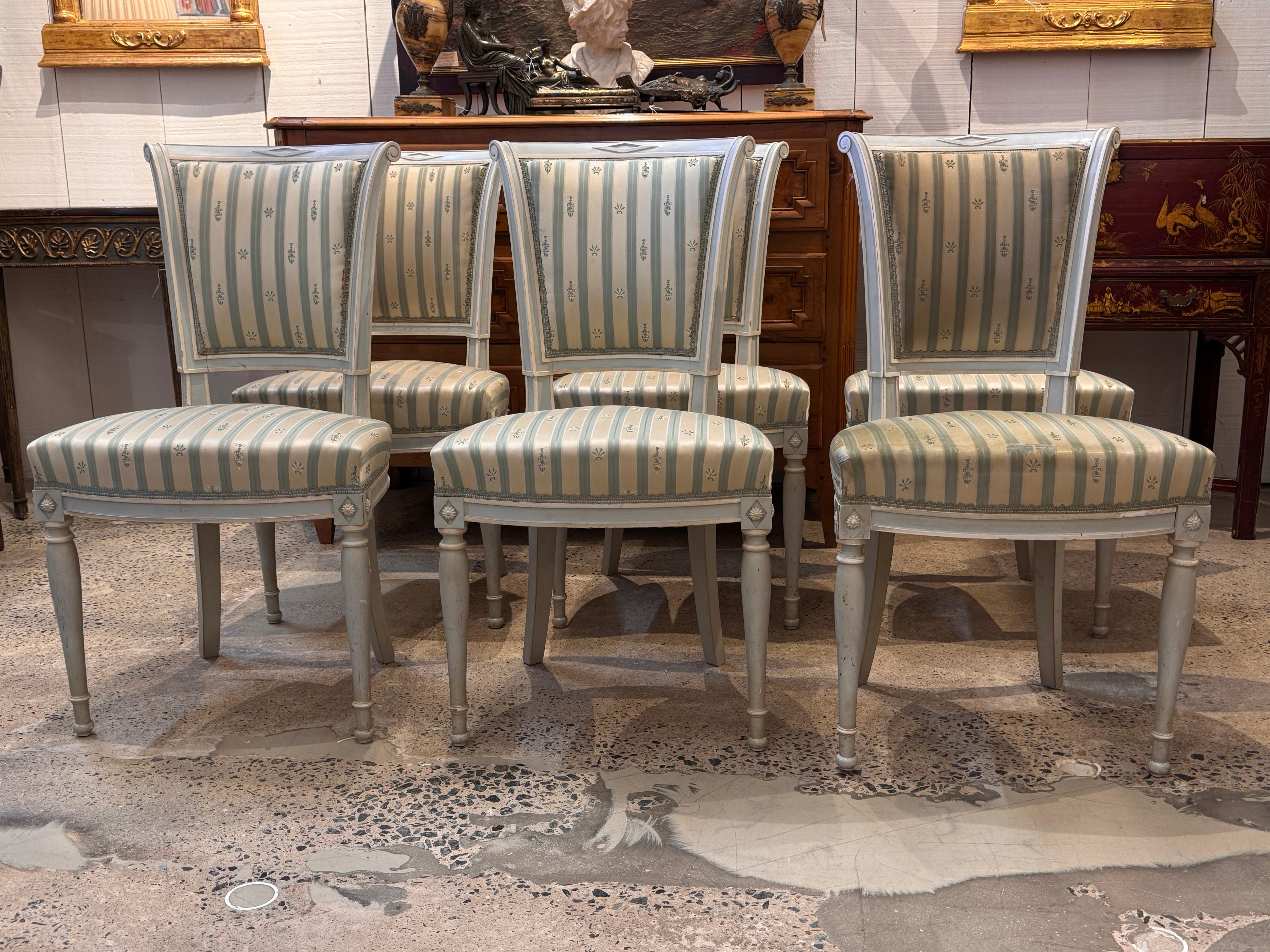 Français Ensemble de six chaises de salle à manger de style Directoire en vente