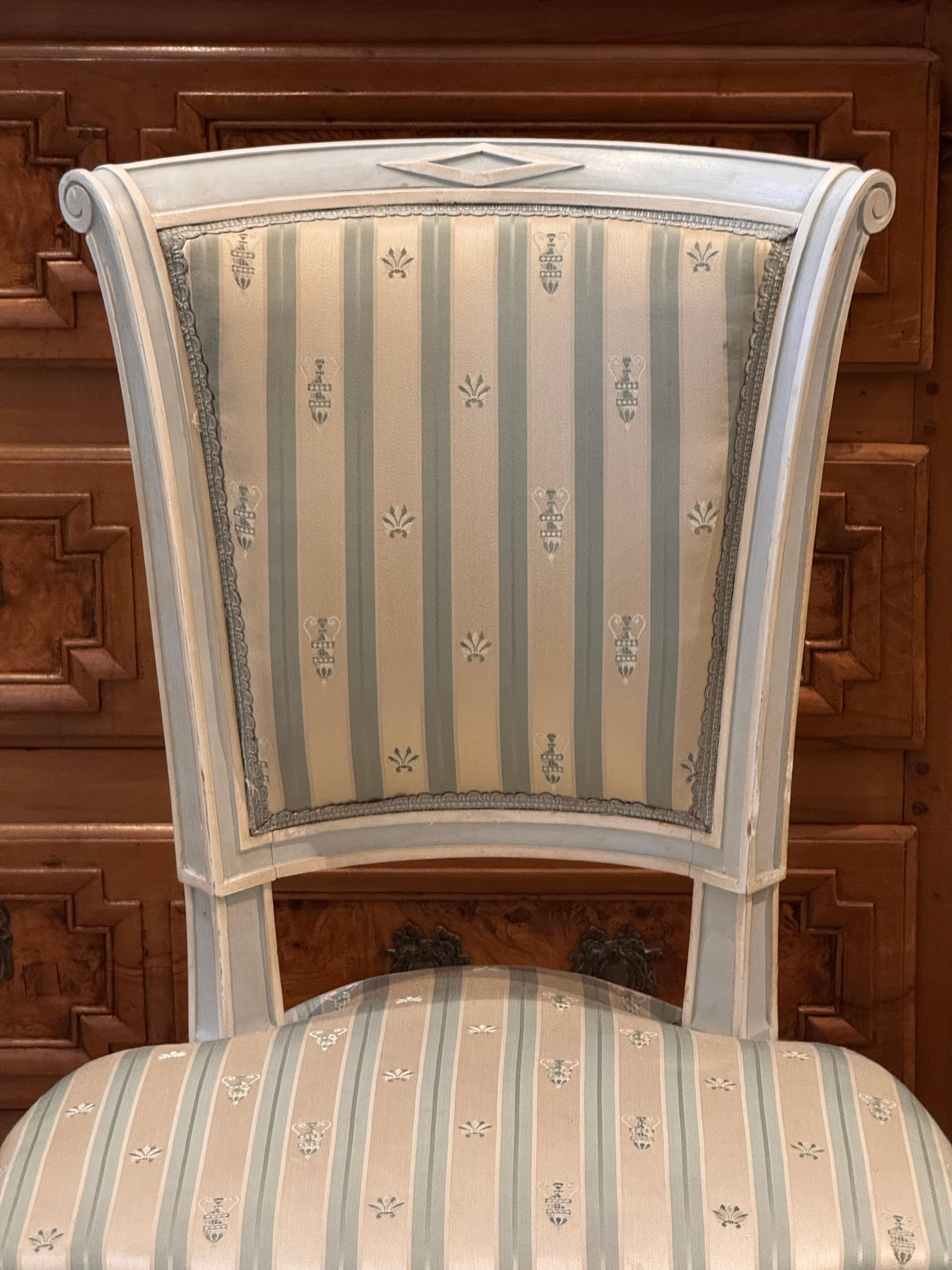 Tissu d'ameublement Ensemble de six chaises de salle à manger de style Directoire en vente
