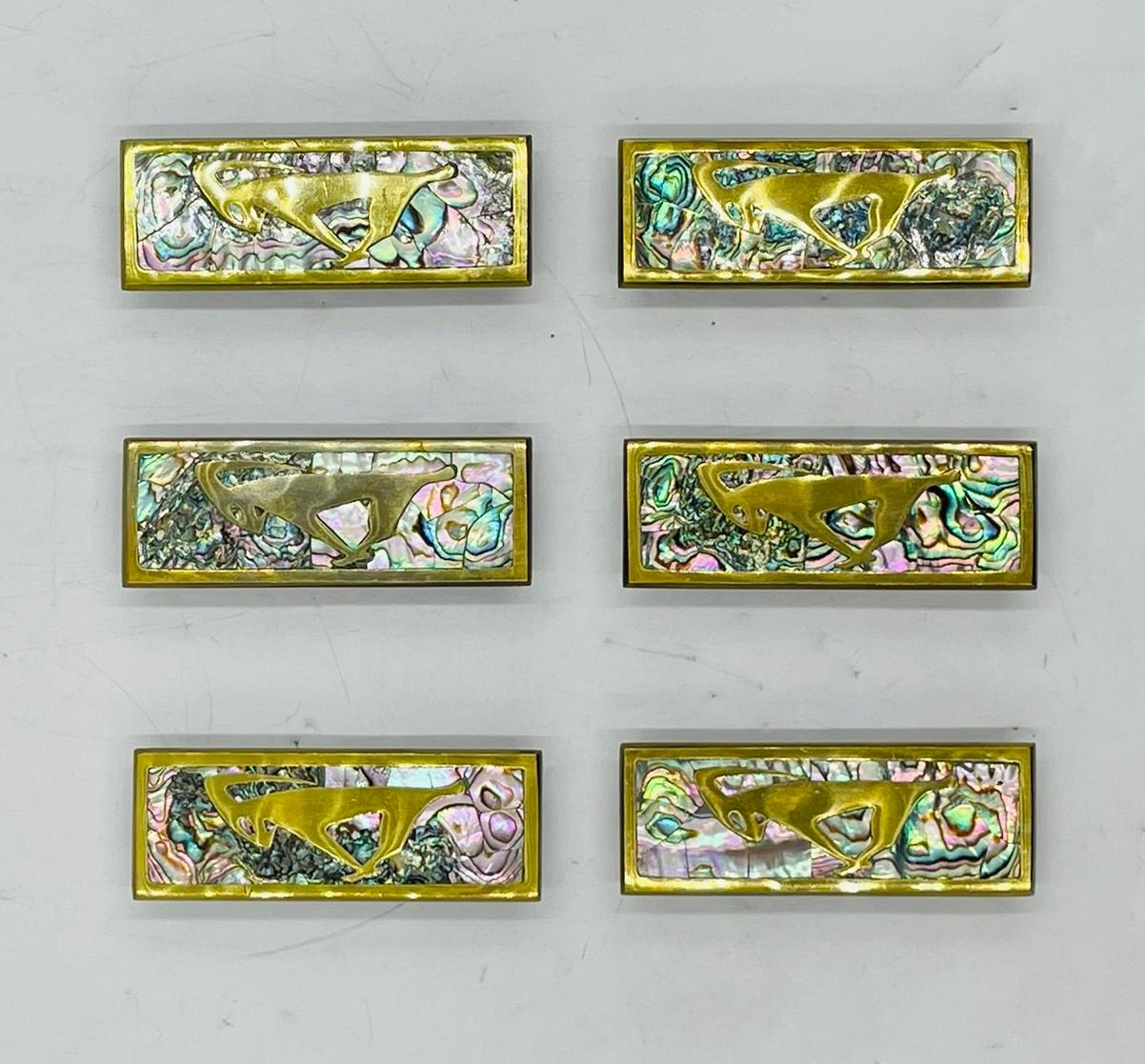 Fait main Ensemble de six poignées de porte en laiton et coquille d'ormeau par Peñoles, Mexique, années 1950 en vente