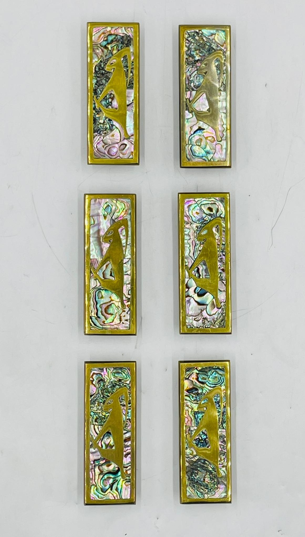 Milieu du XXe siècle Ensemble de six poignées de porte en laiton et coquille d'ormeau par Peñoles, Mexique, années 1950 en vente