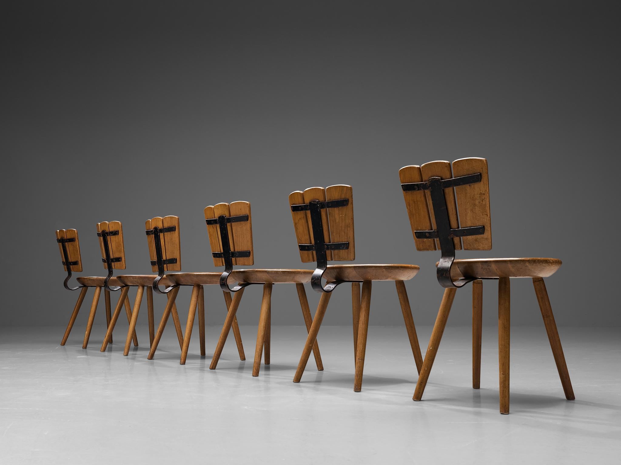 Satz von sechs niederländischen rustikalen Esszimmerstühlen aus gebeiztem Holz und Gusseisen  im Zustand „Gut“ in Waalwijk, NL