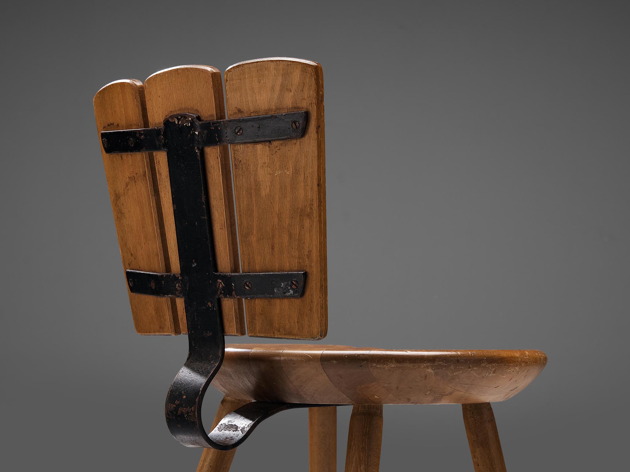 Satz von sechs niederländischen rustikalen Esszimmerstühlen aus gebeiztem Holz und Gusseisen  (Eisen)