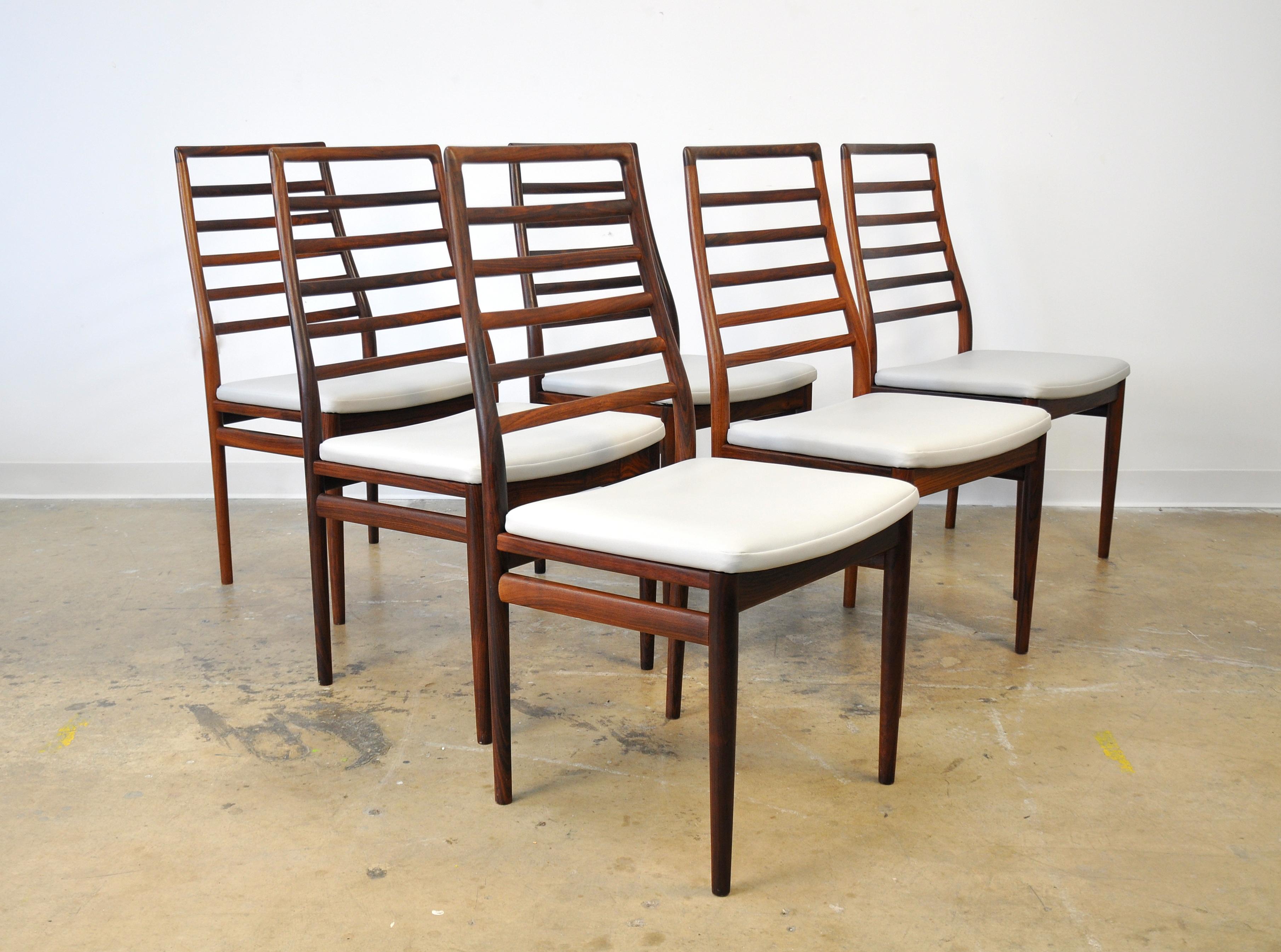 Set of 6 midcentury Danish modern Brazilian rosewood dining chairs with light gray seats, dating from the 1960s. The sculpted solid wood ladder back frames are in great original condition and are very similar to the model 82 chairs by Niels Moller.