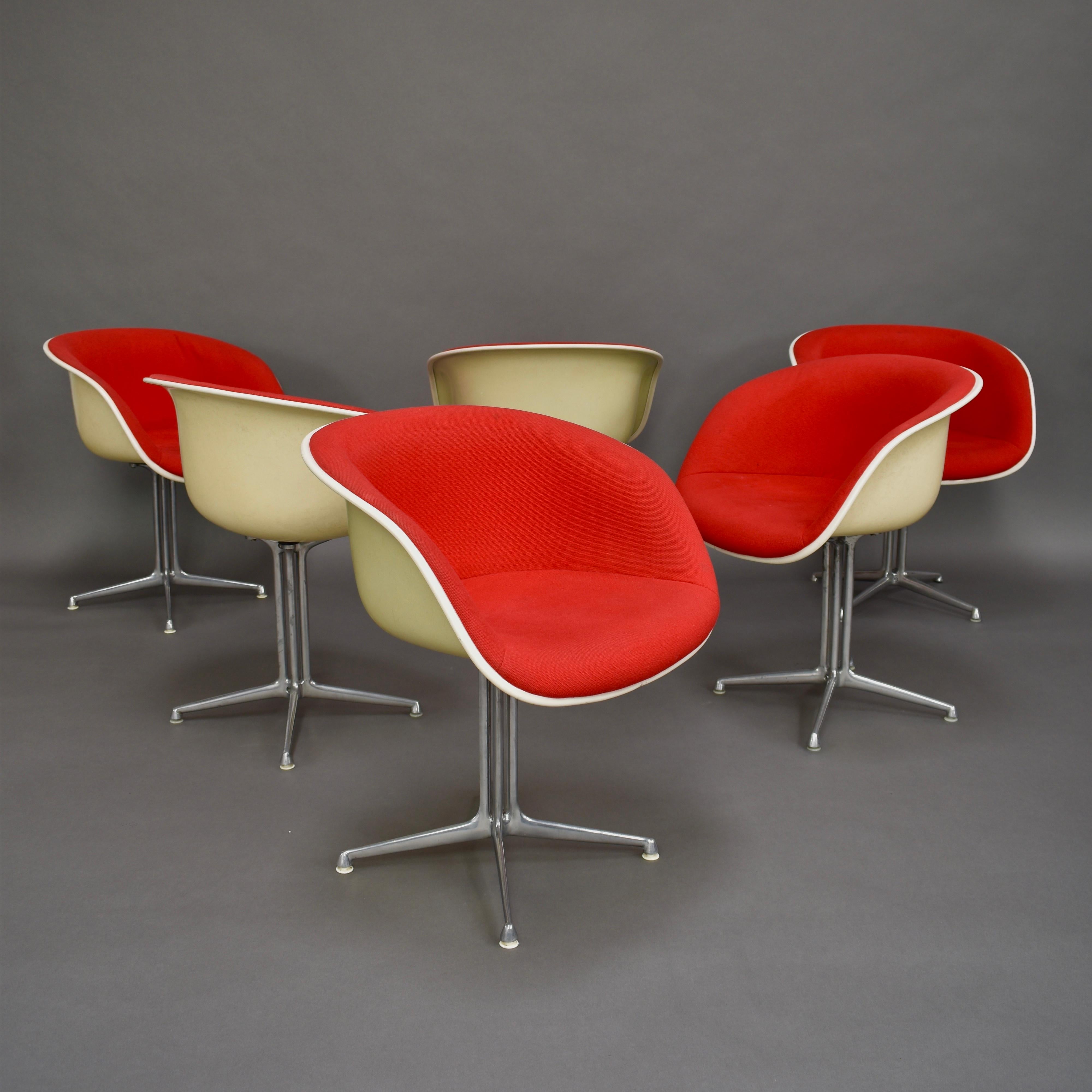Very cool set of six La fonda fiberglass and red fabric chairs. The La Fonda bases are made of solid alluminum and have been polished.

Designer: Charles and Ray Eames

Manufacturer: Herman Miller

Country: USA

Model: La Fonda

Material:
